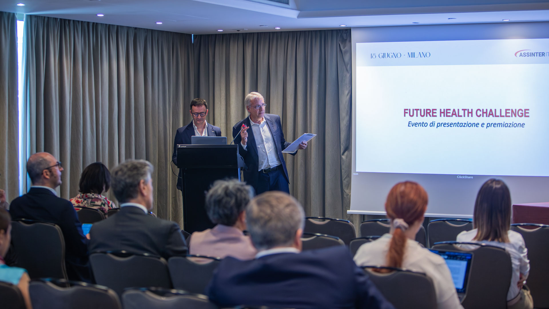 Sala server con persone