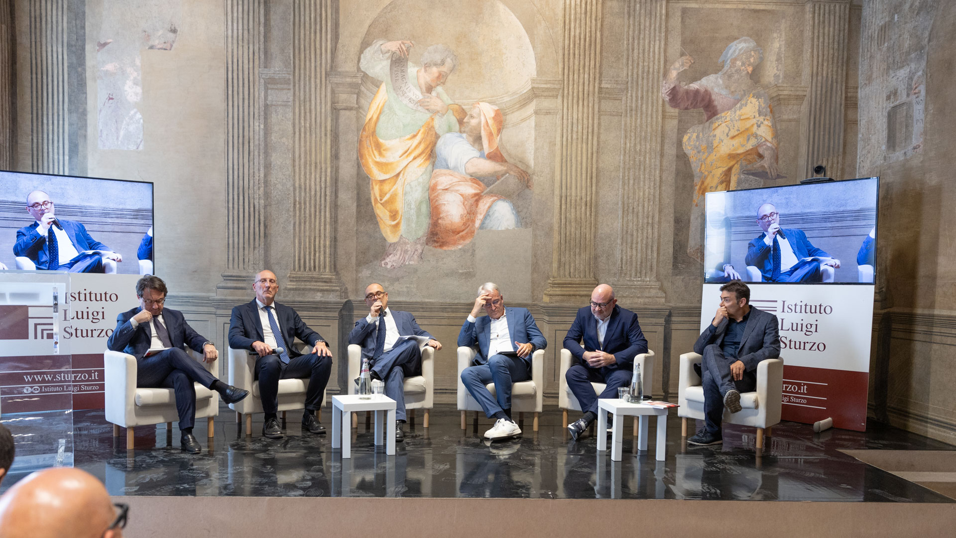 Sala server con persone