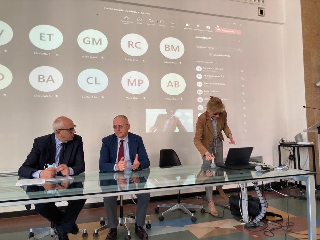Sala server con persone