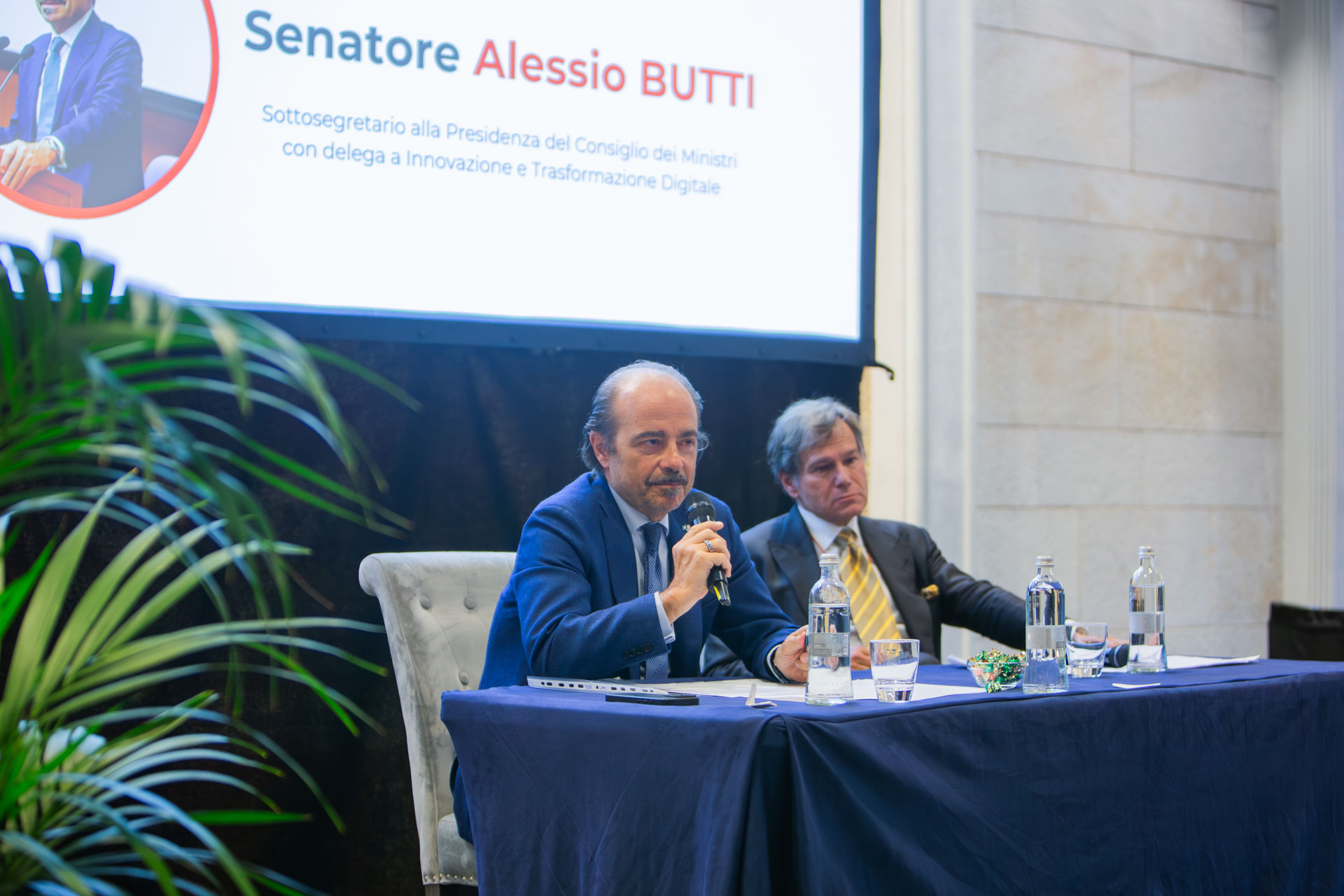Sala server con persone