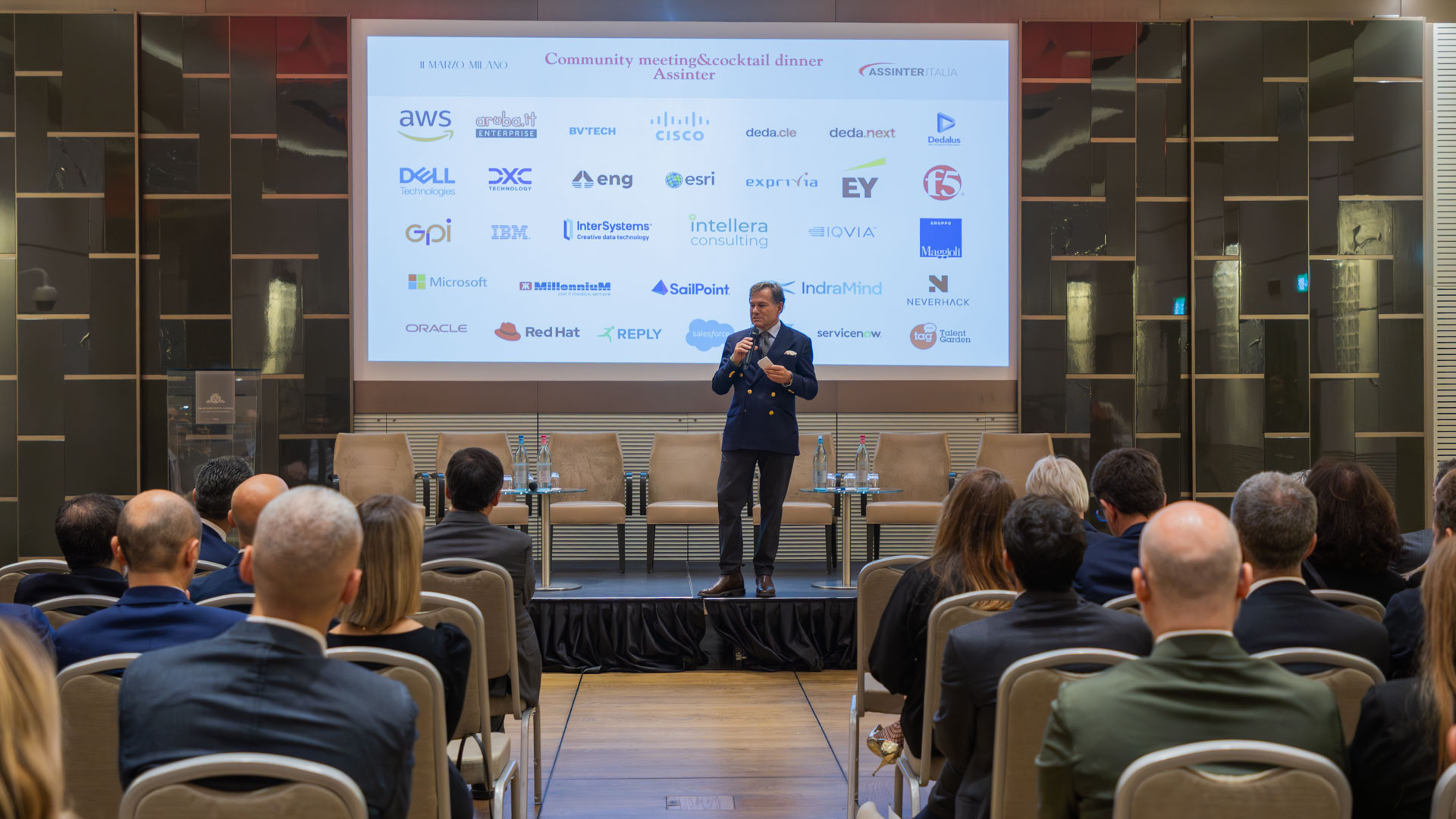 Sala server con persone