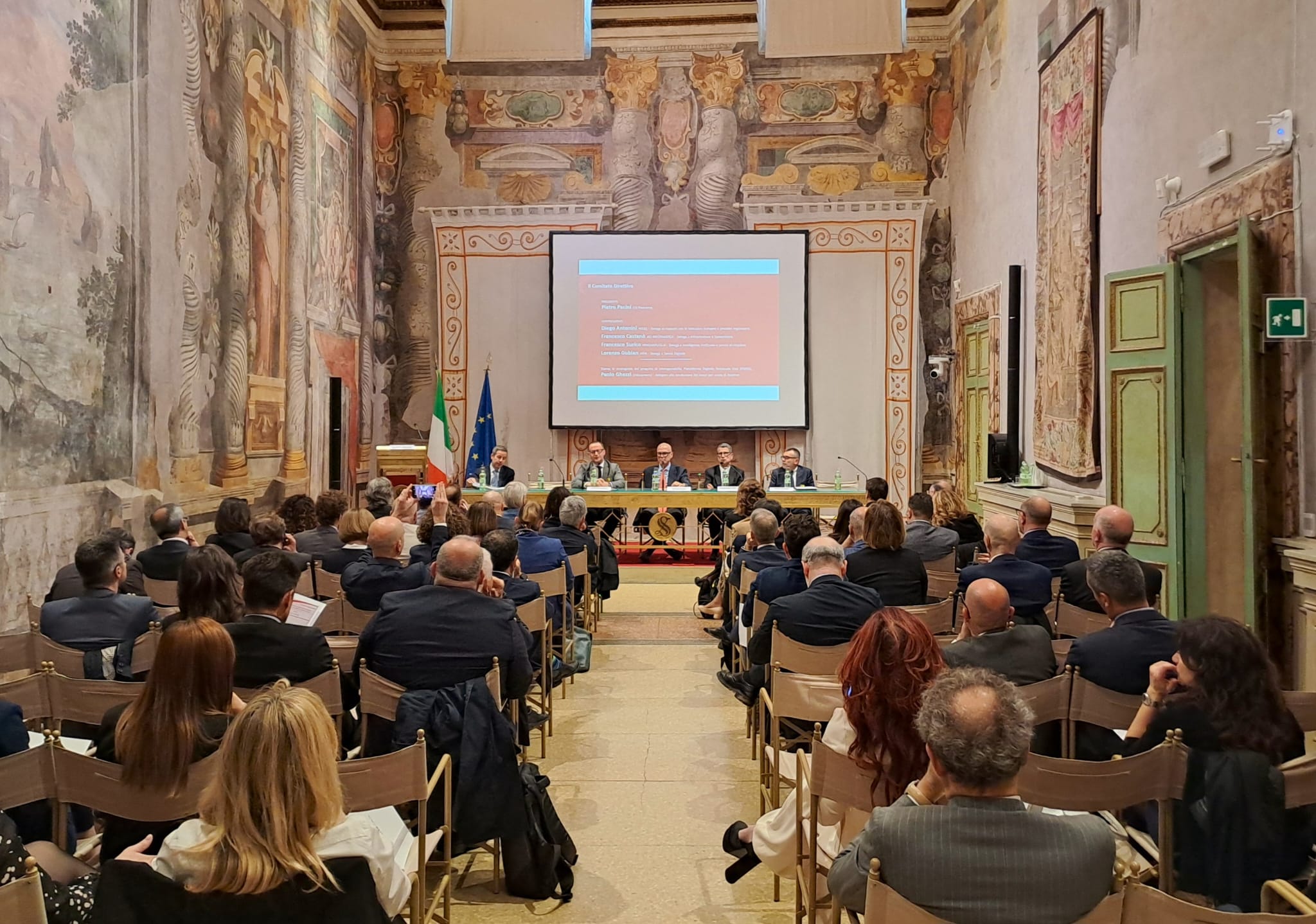 Sala server con persone