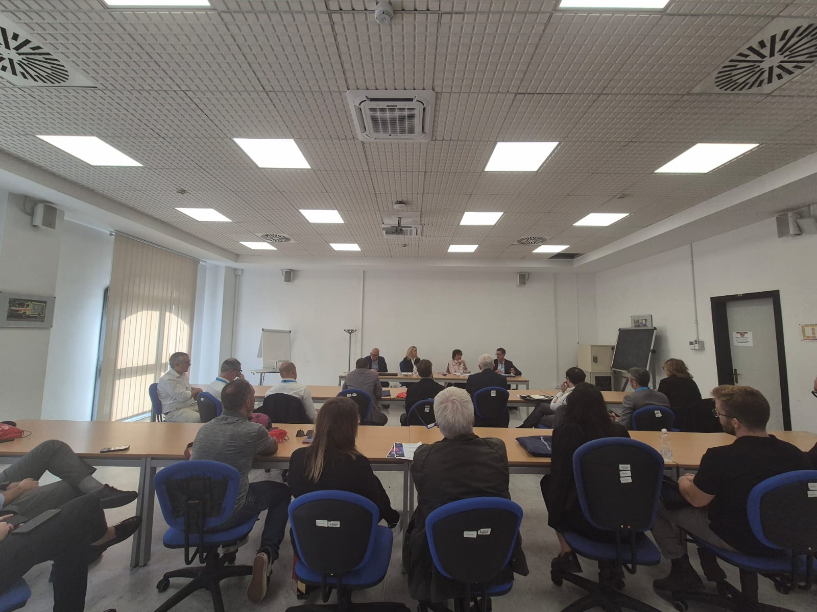 Sala server con persone