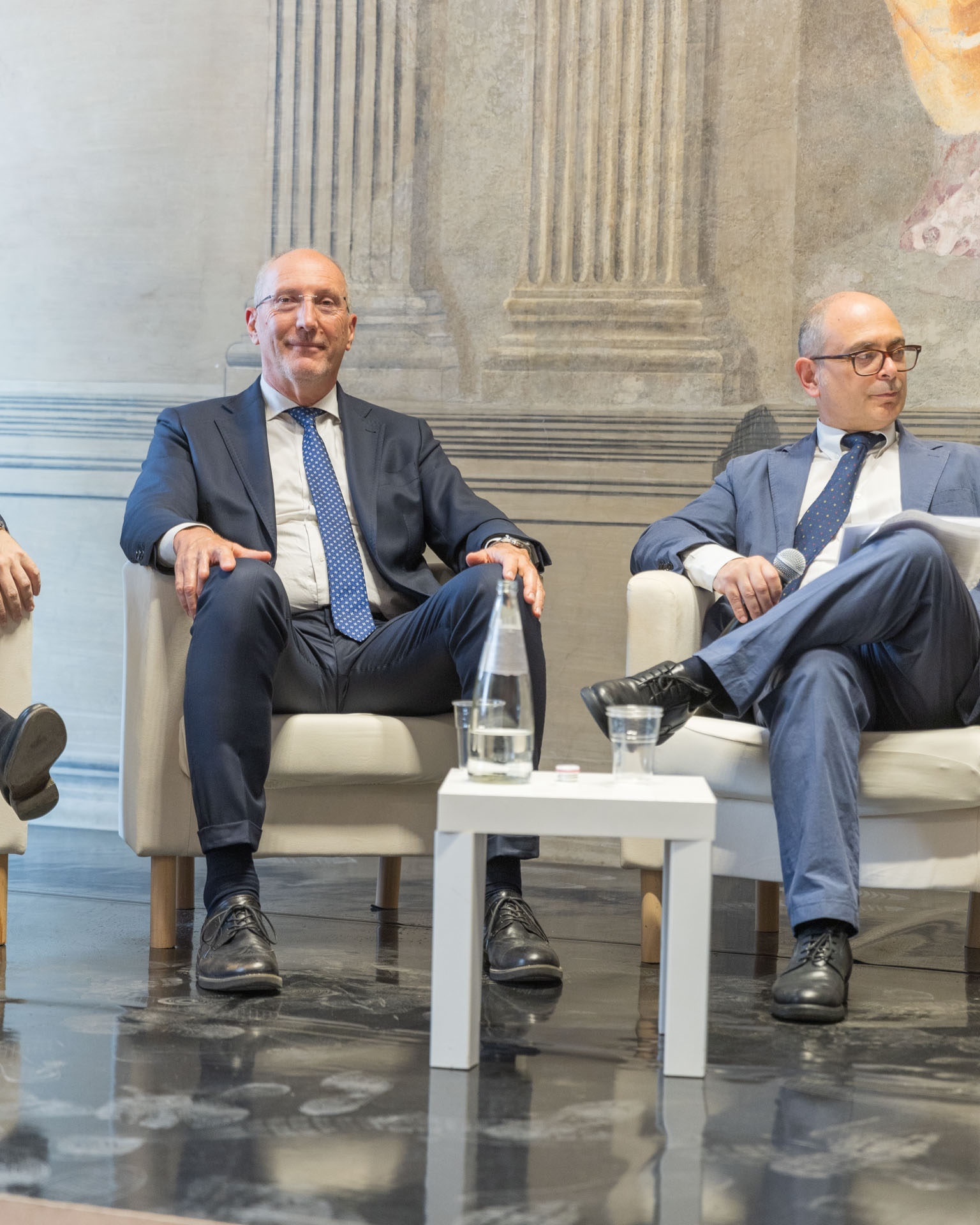 Sala server con persone