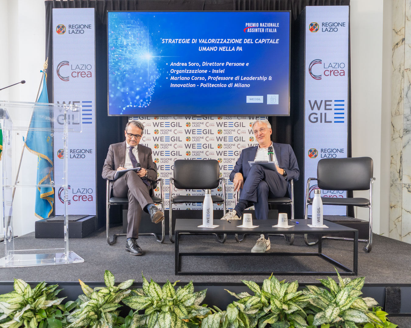 Sala server con persone