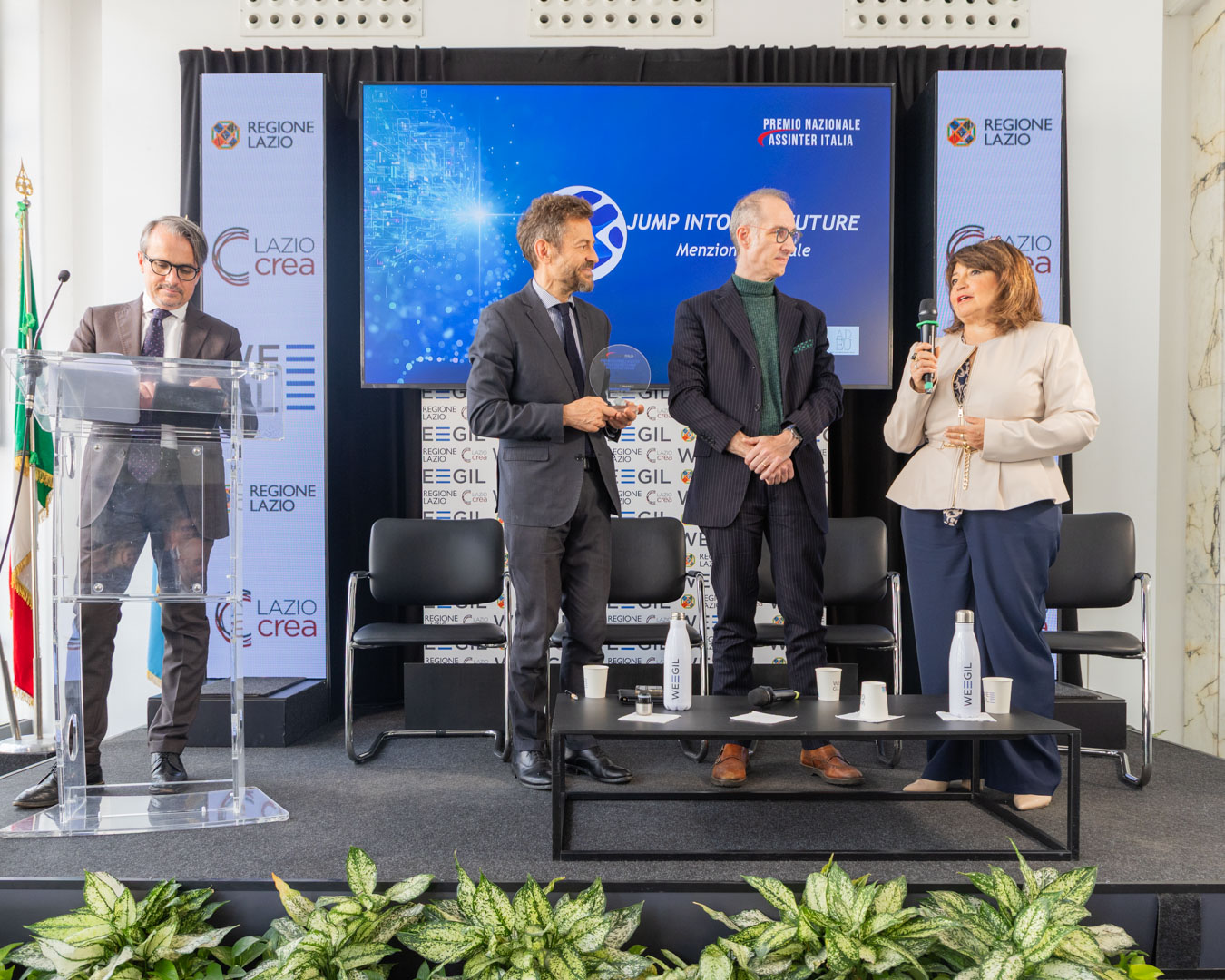 Sala server con persone