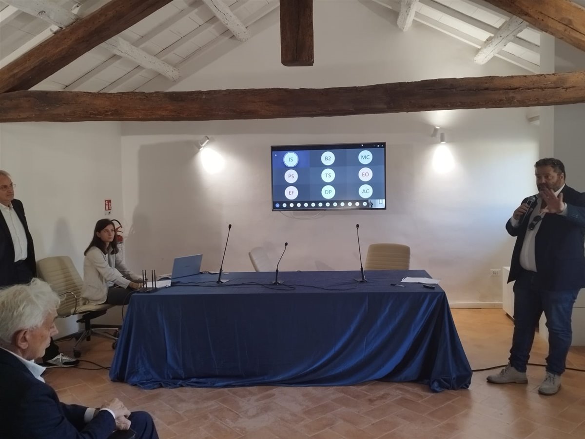 Sala server con persone