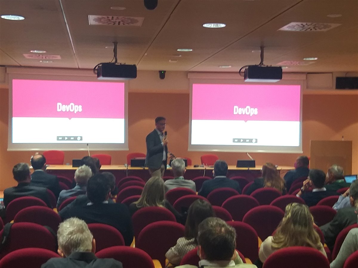 Sala server con persone