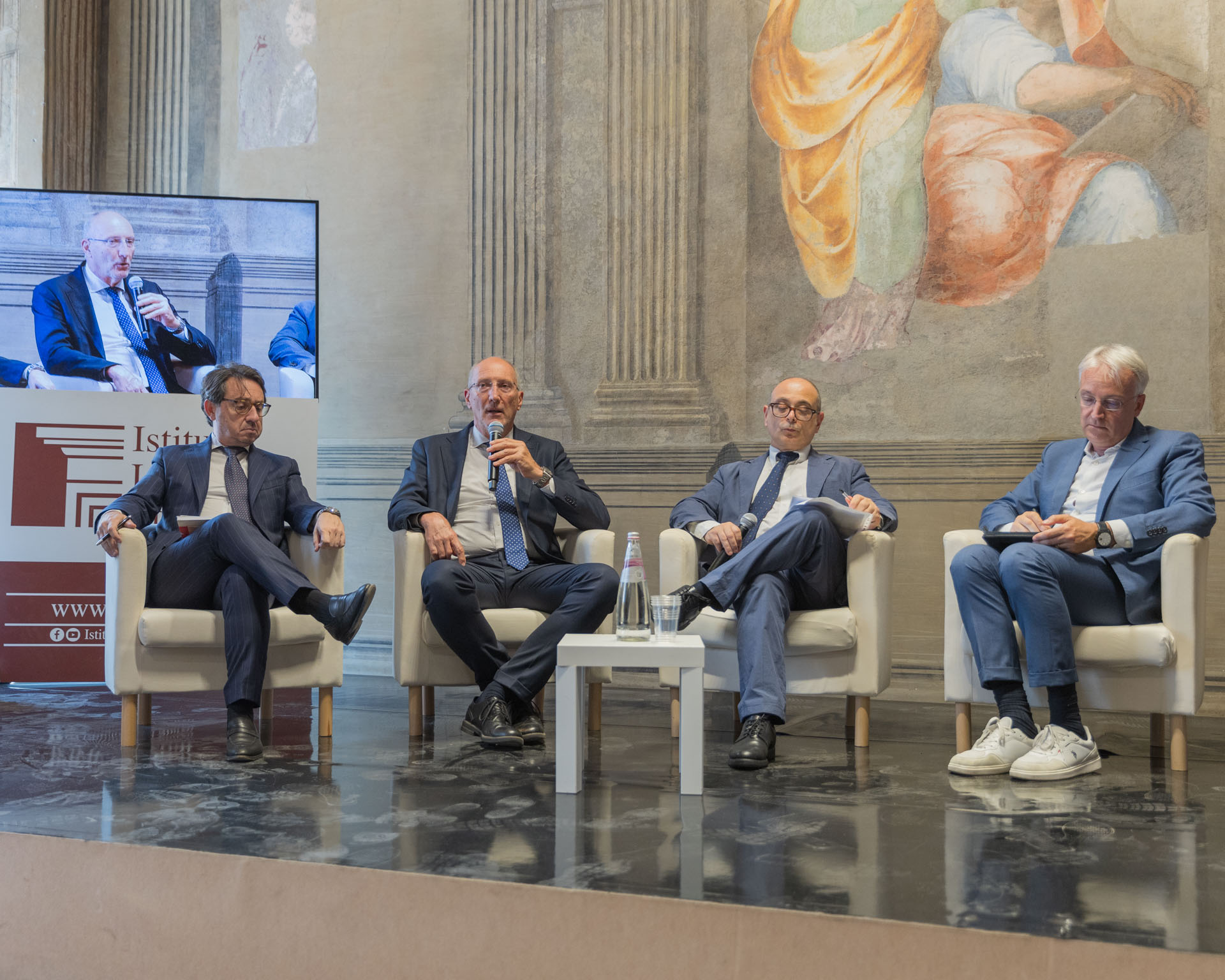Sala server con persone
