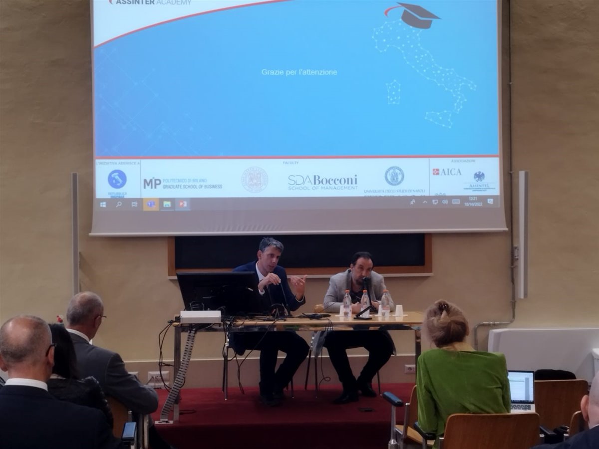 Sala server con persone