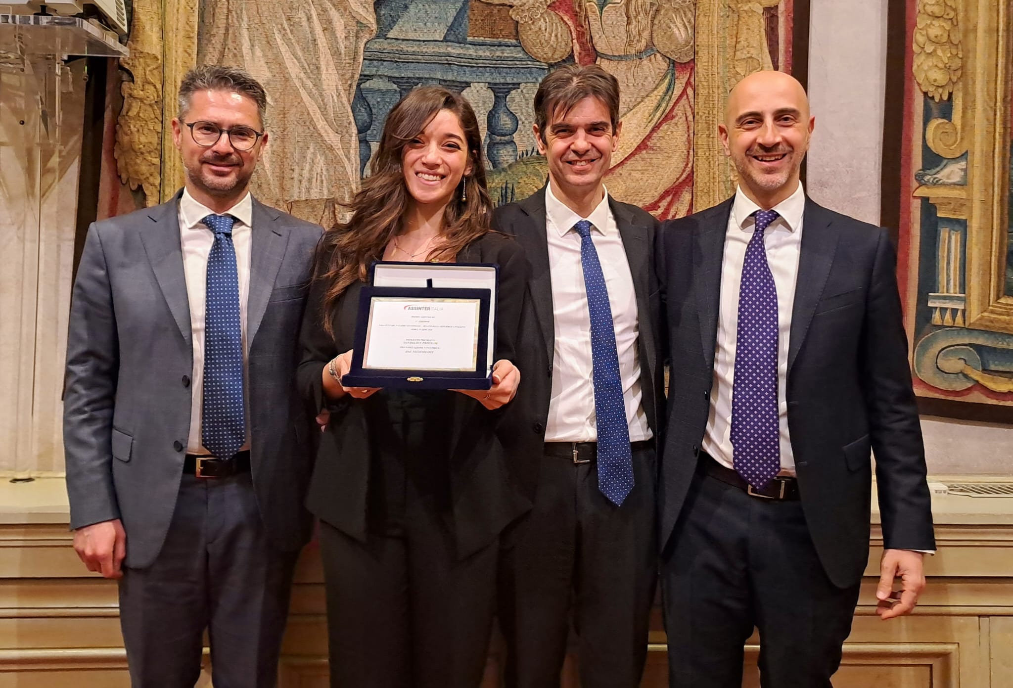 Sala server con persone