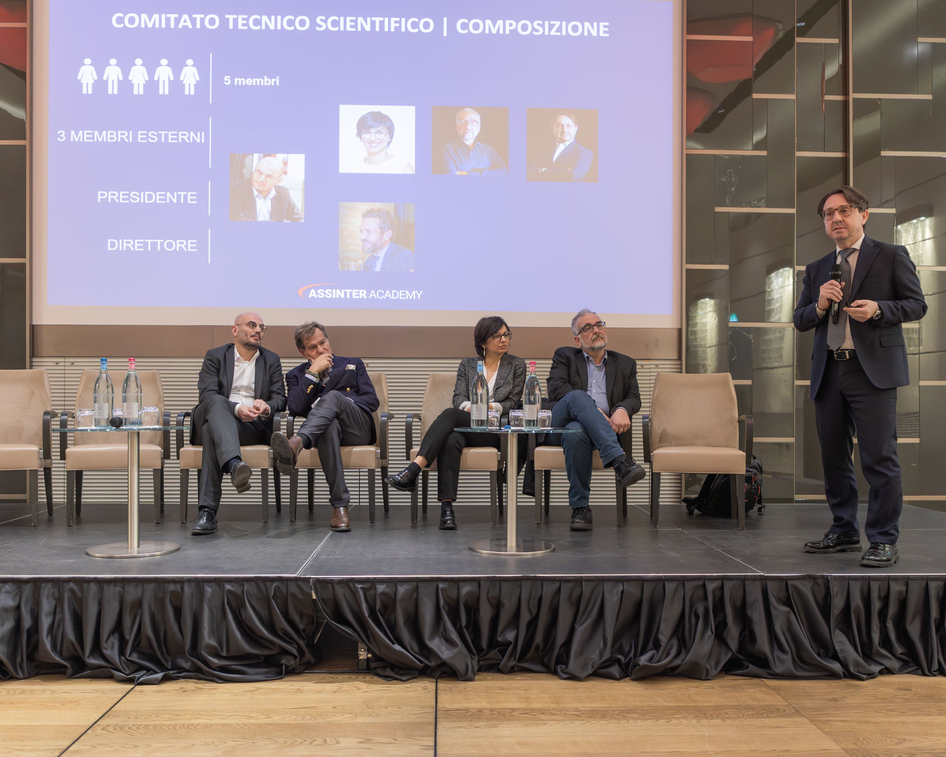 Sala server con persone