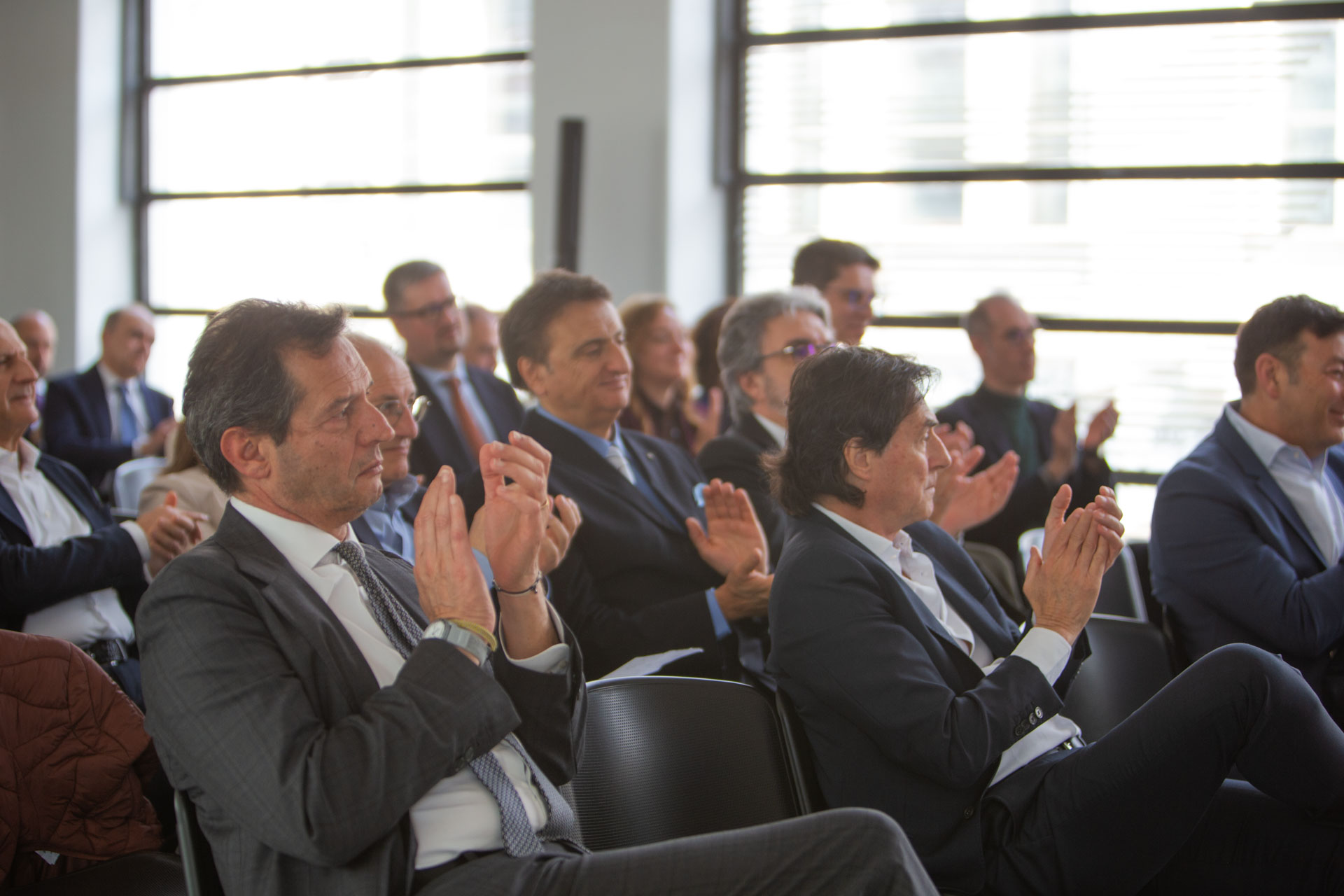 Sala server con persone