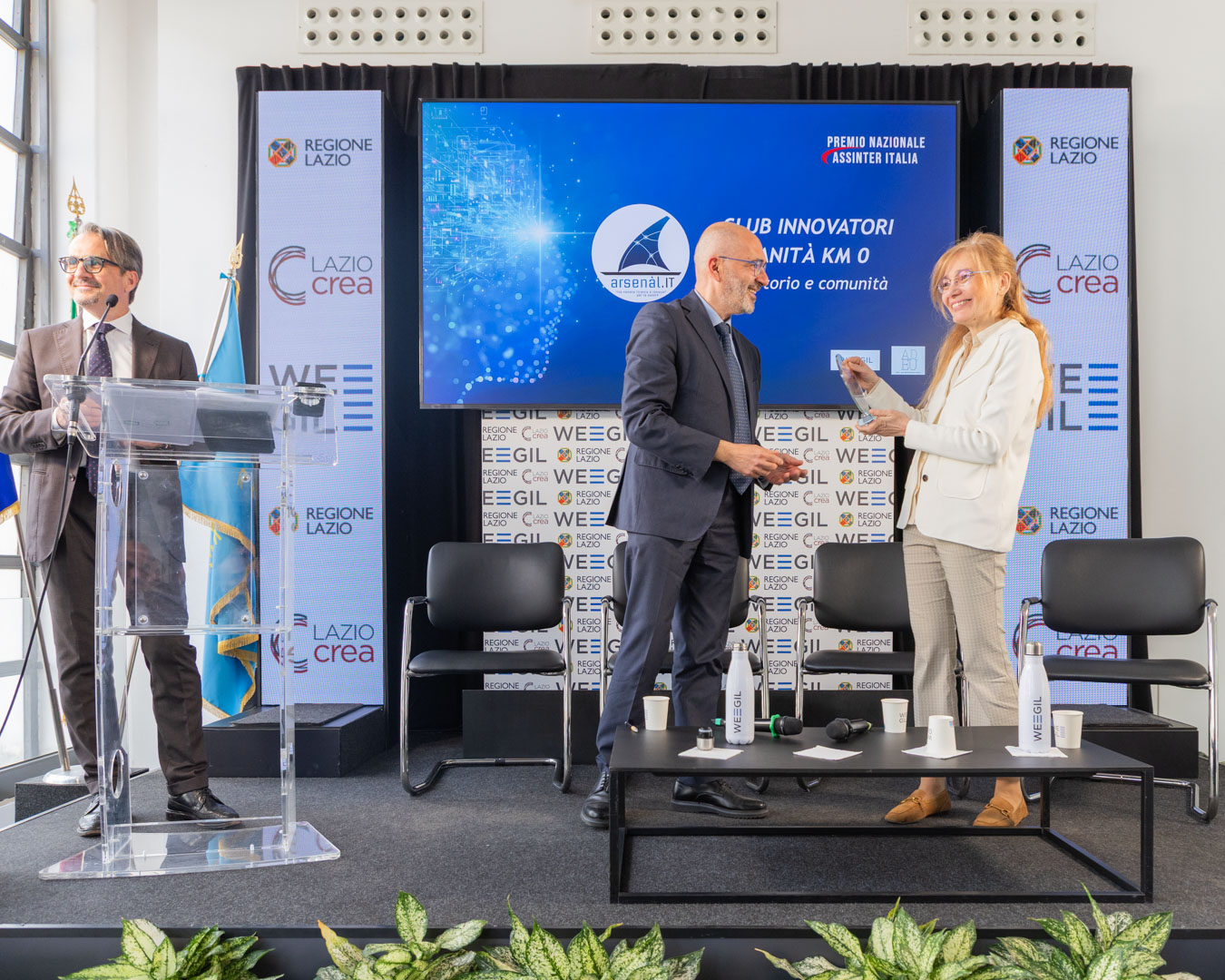 Sala server con persone