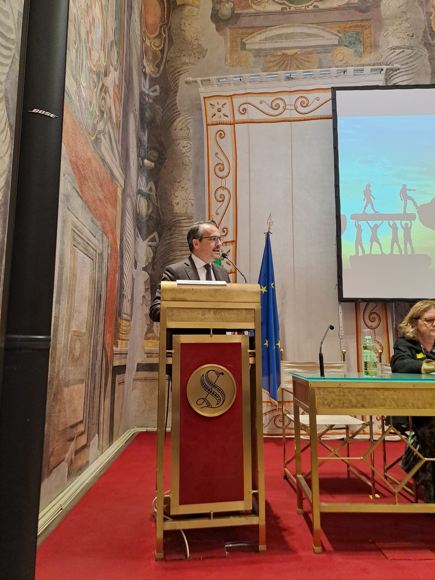 Sala server con persone