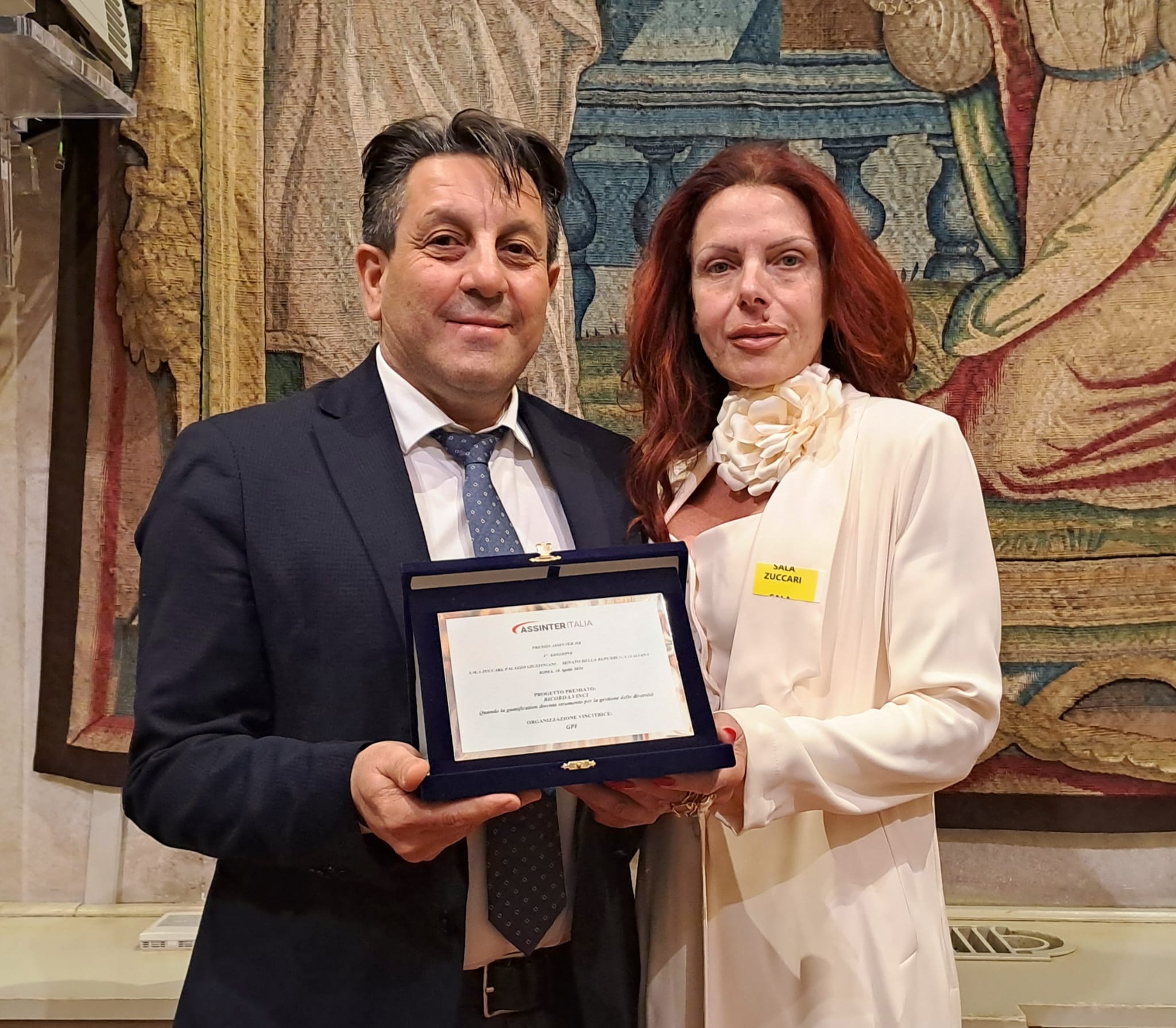 Sala server con persone