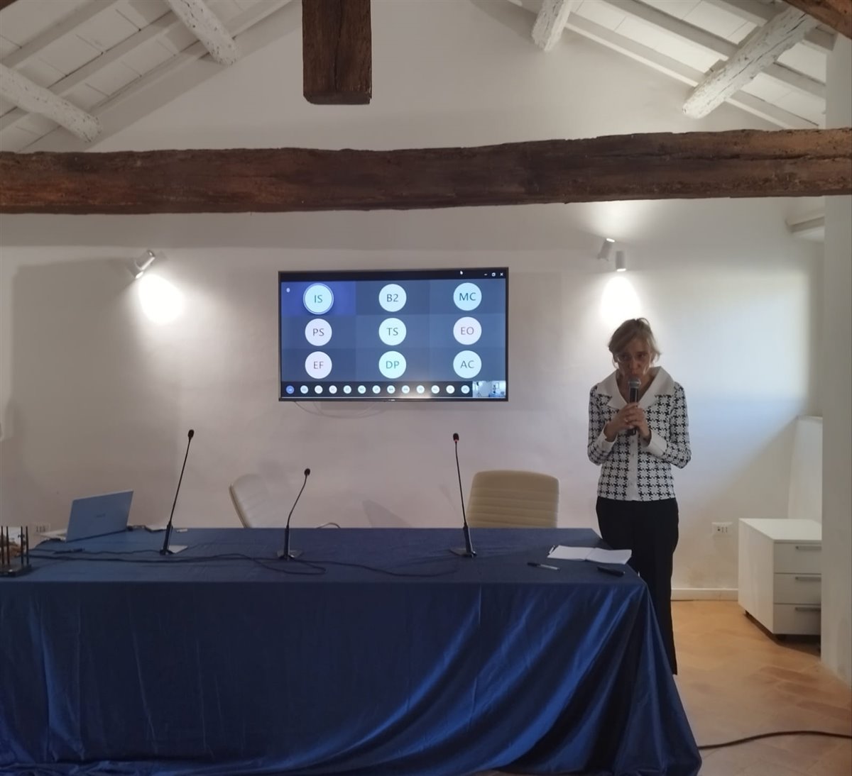 Sala server con persone