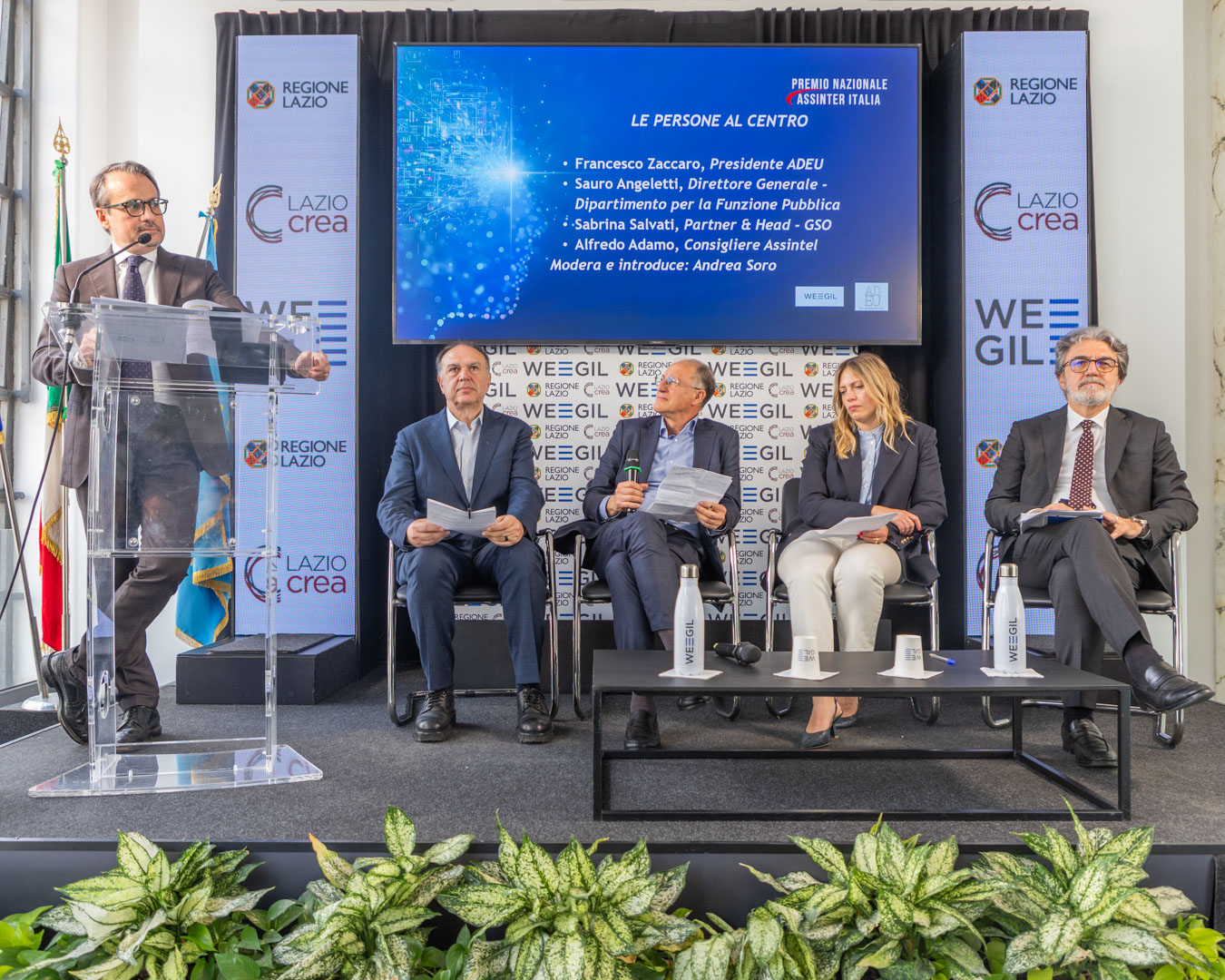 Sala server con persone