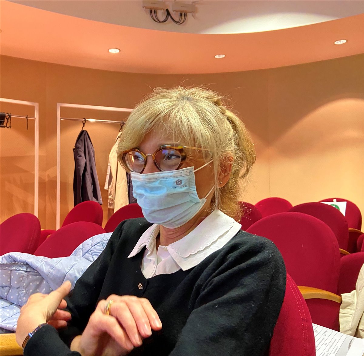Sala server con persone