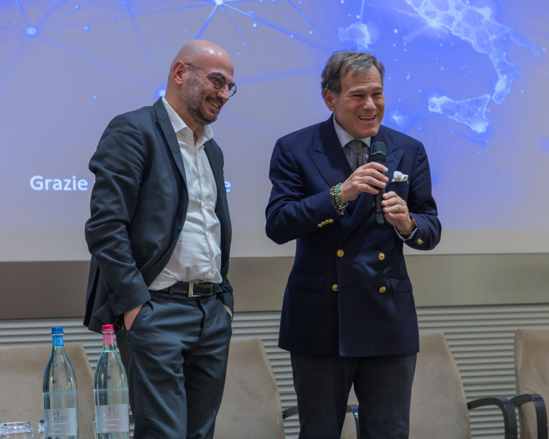 Sala server con persone