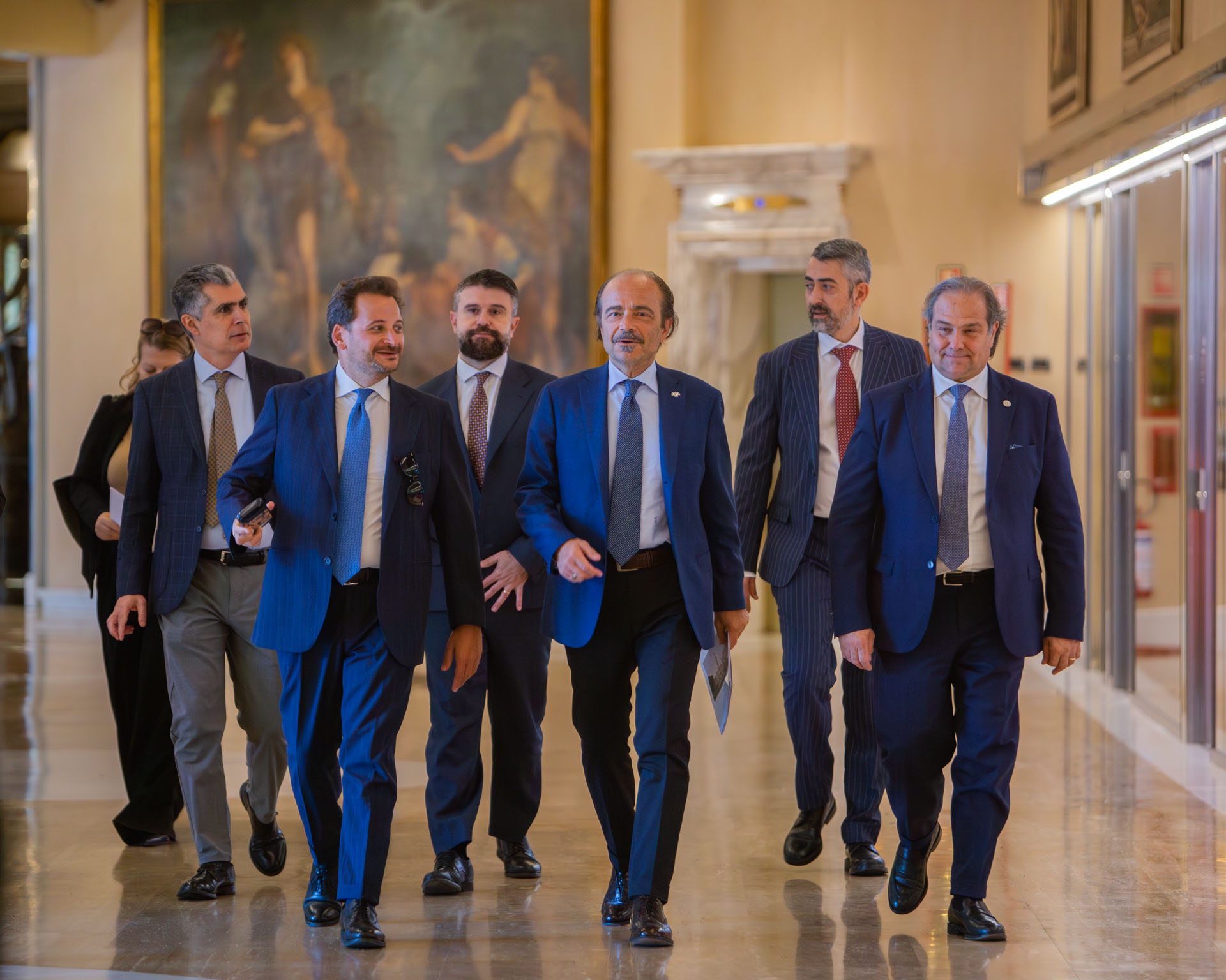 Sala server con persone