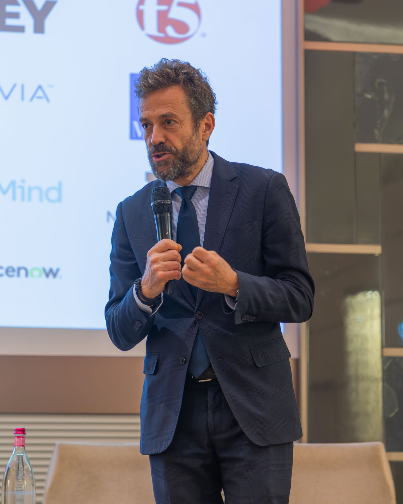 Sala server con persone