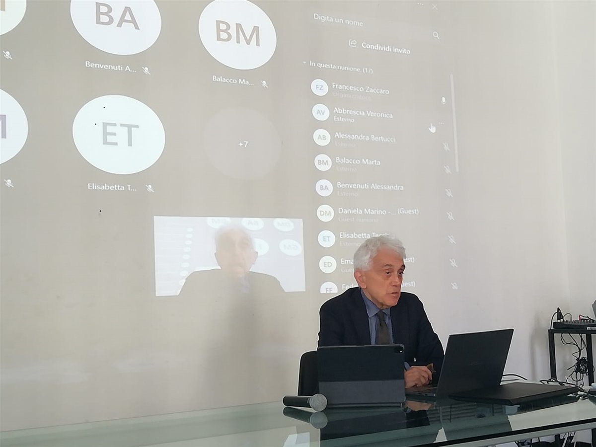 Sala server con persone