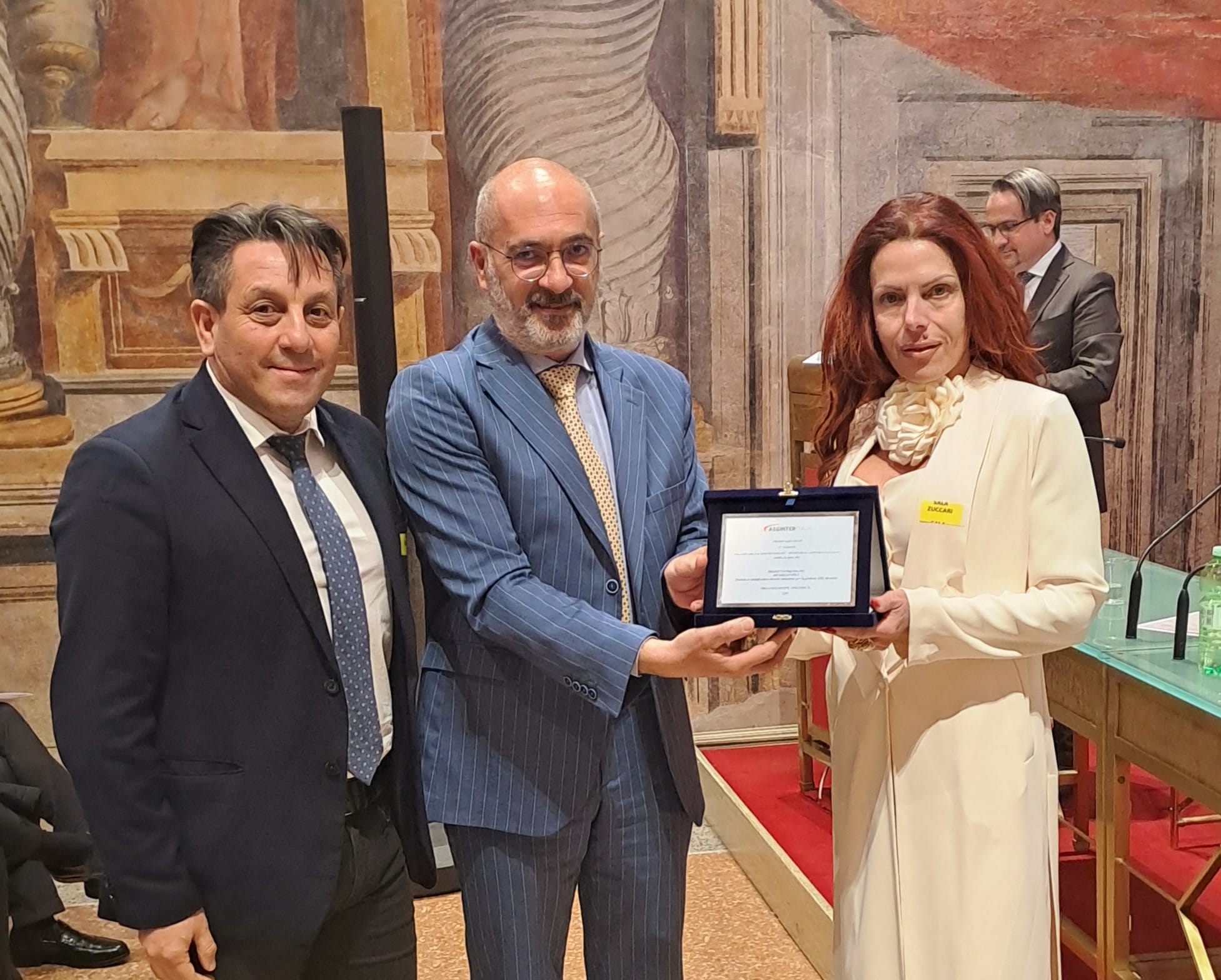 Sala server con persone