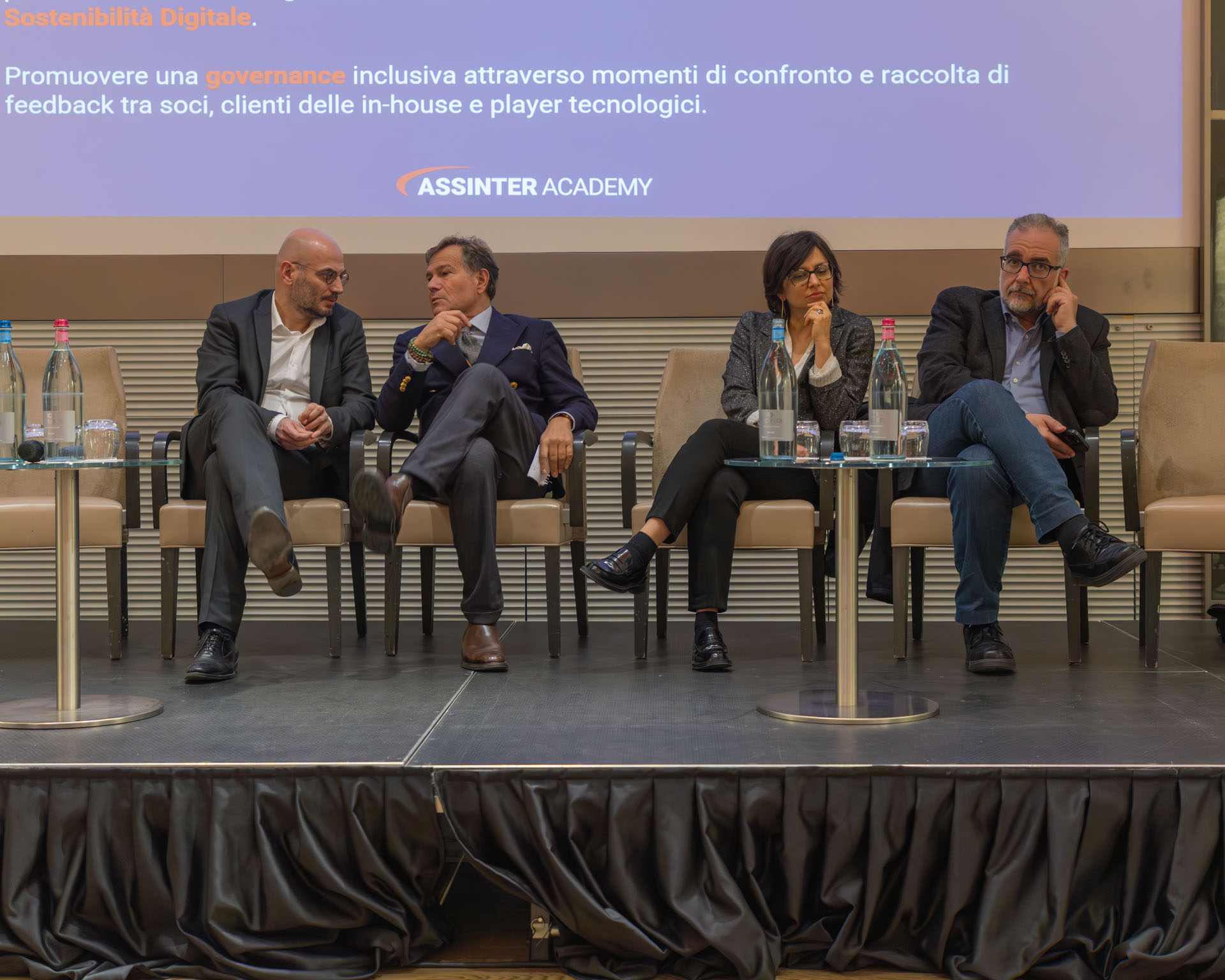 Sala server con persone