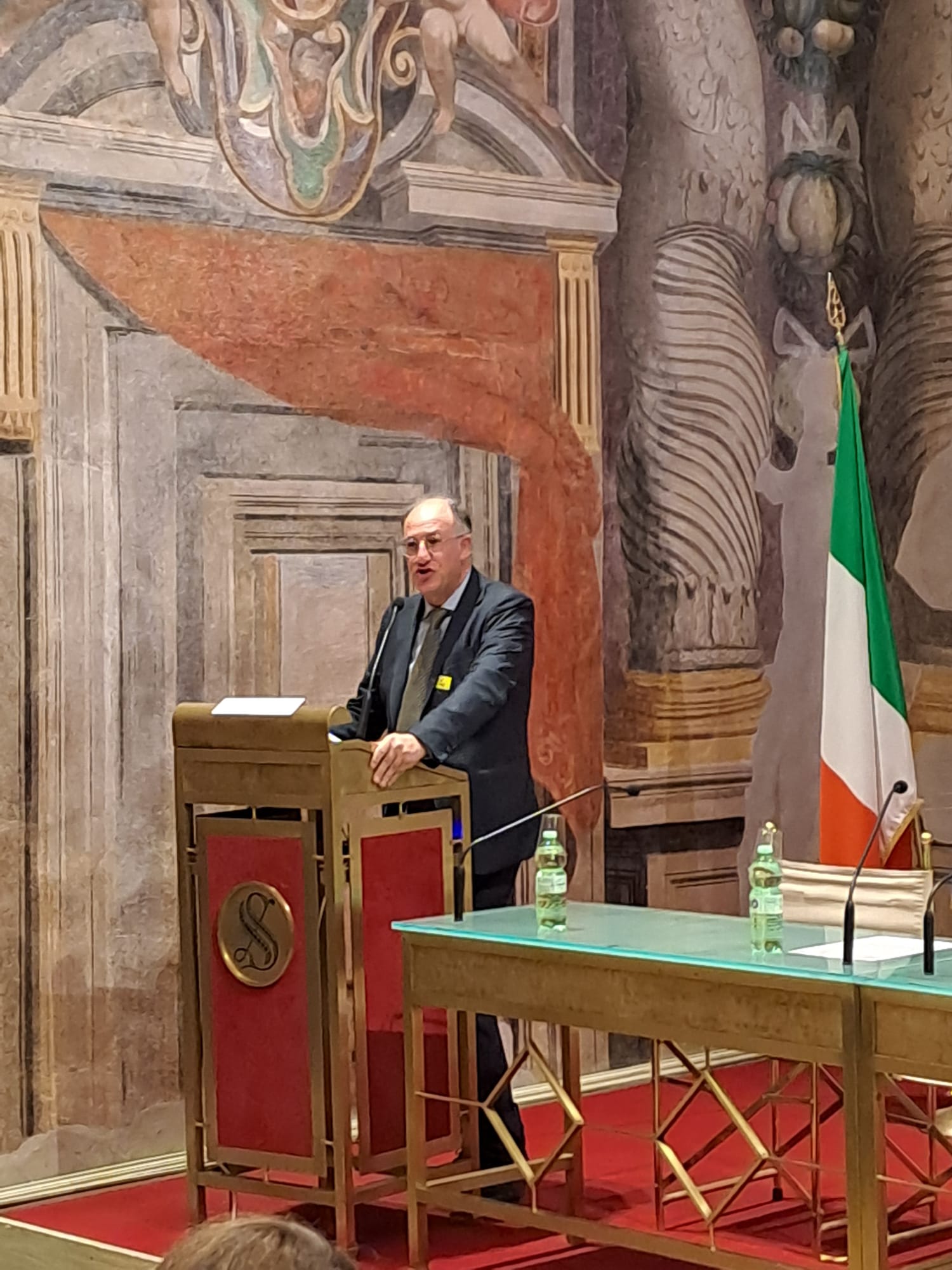 Sala server con persone