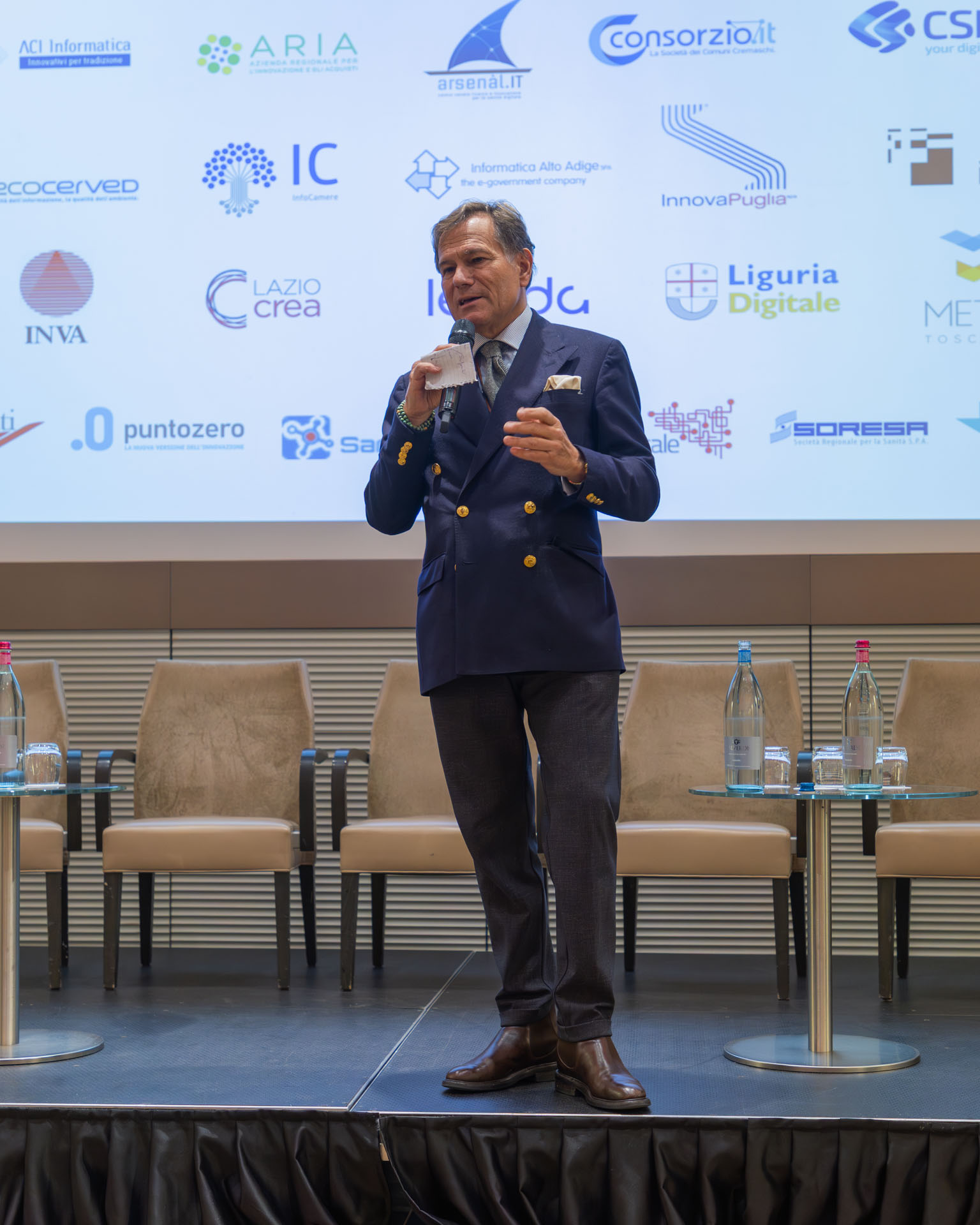 Sala server con persone