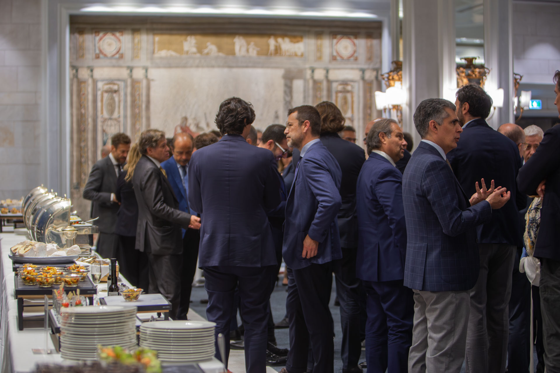Sala server con persone