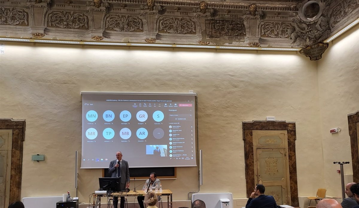 Sala server con persone