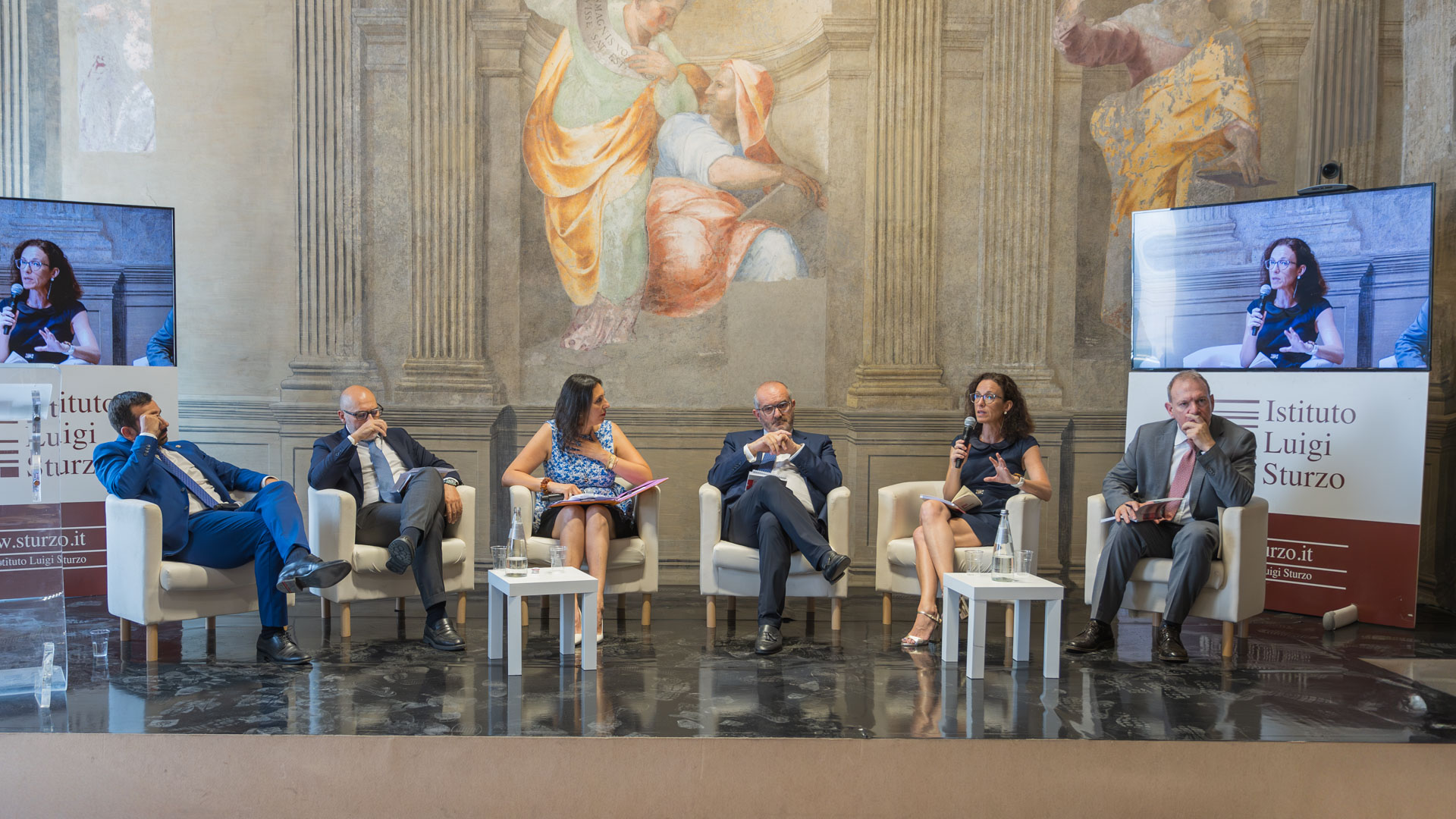 Sala server con persone