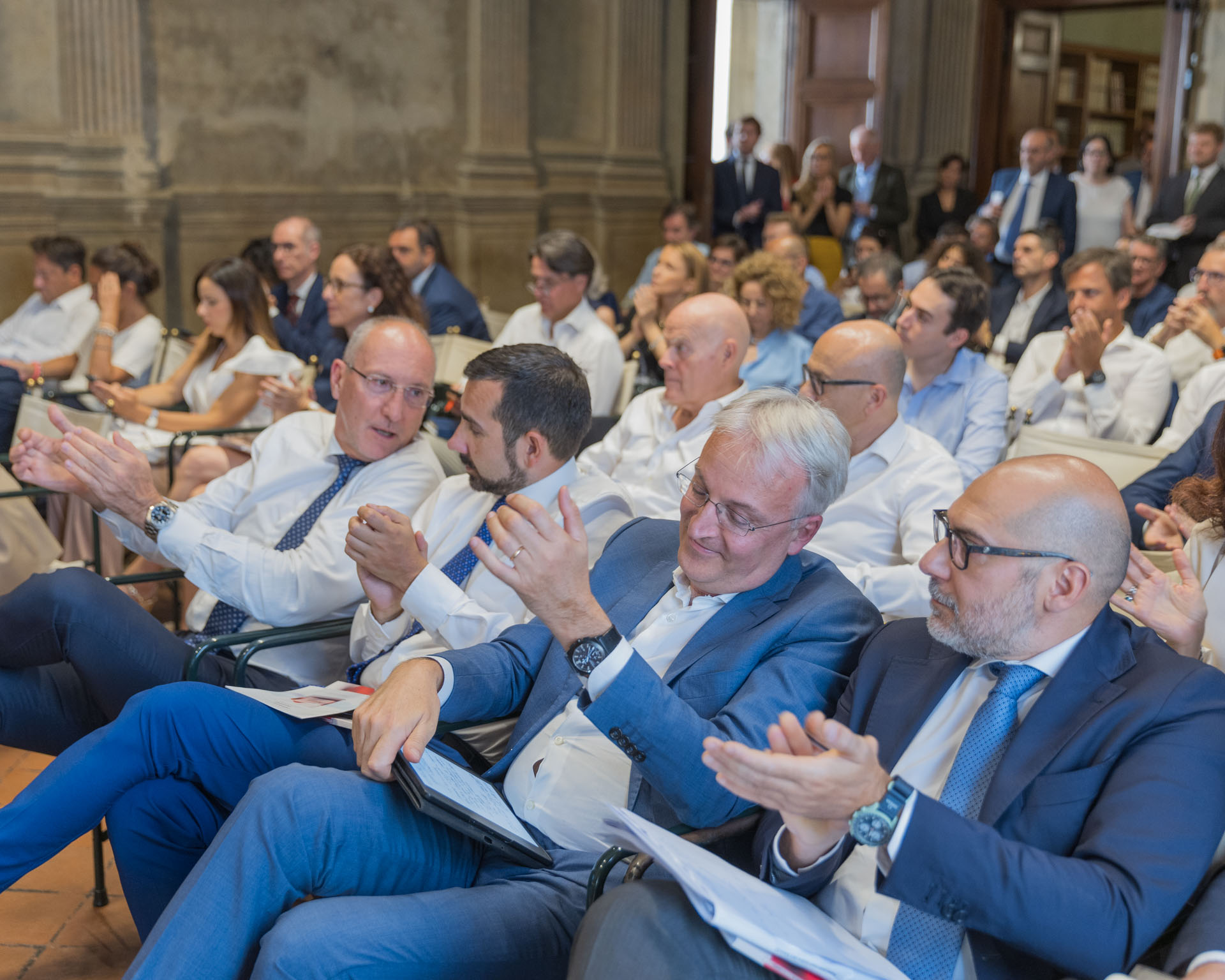 Sala server con persone