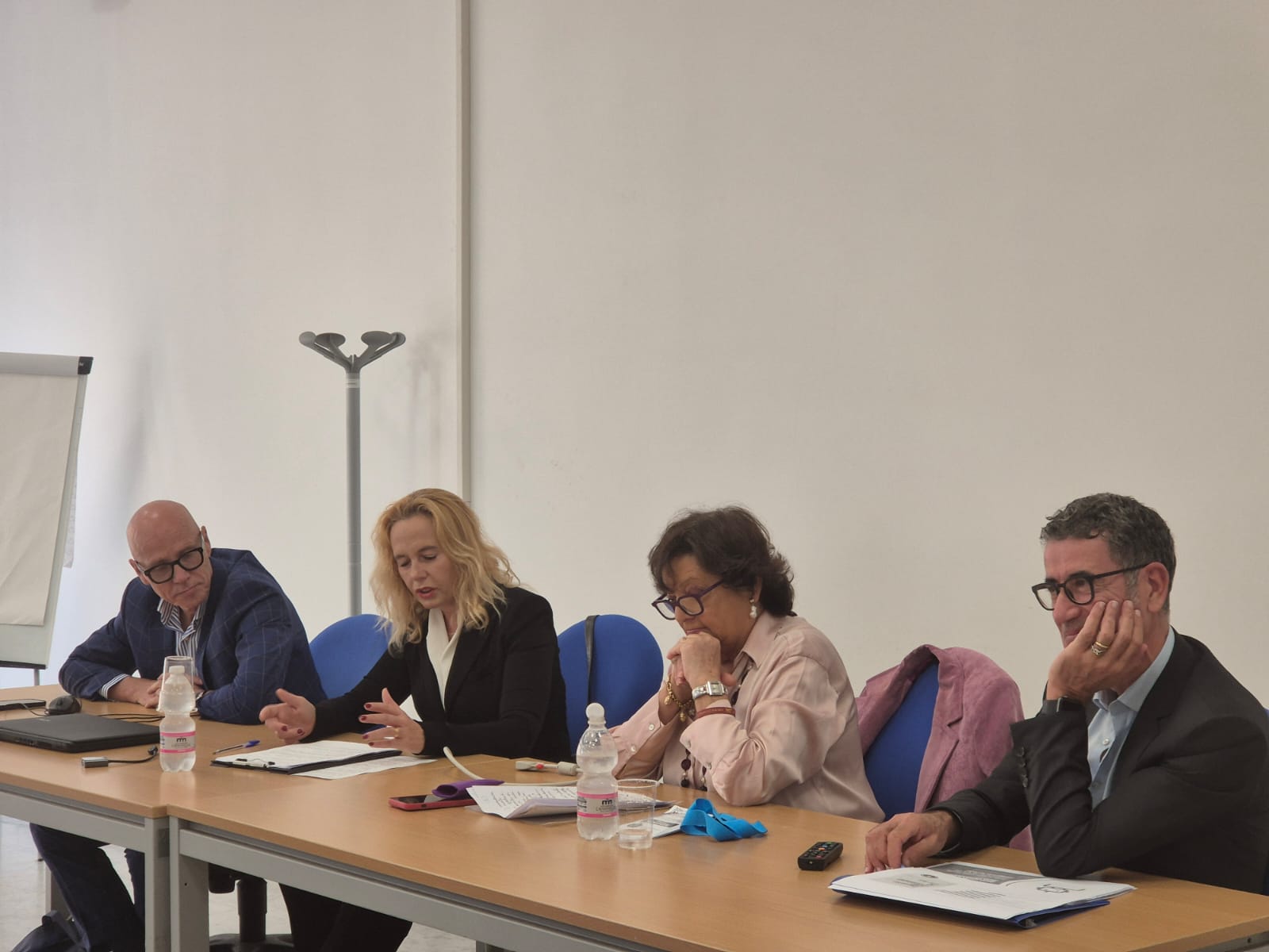 Sala server con persone