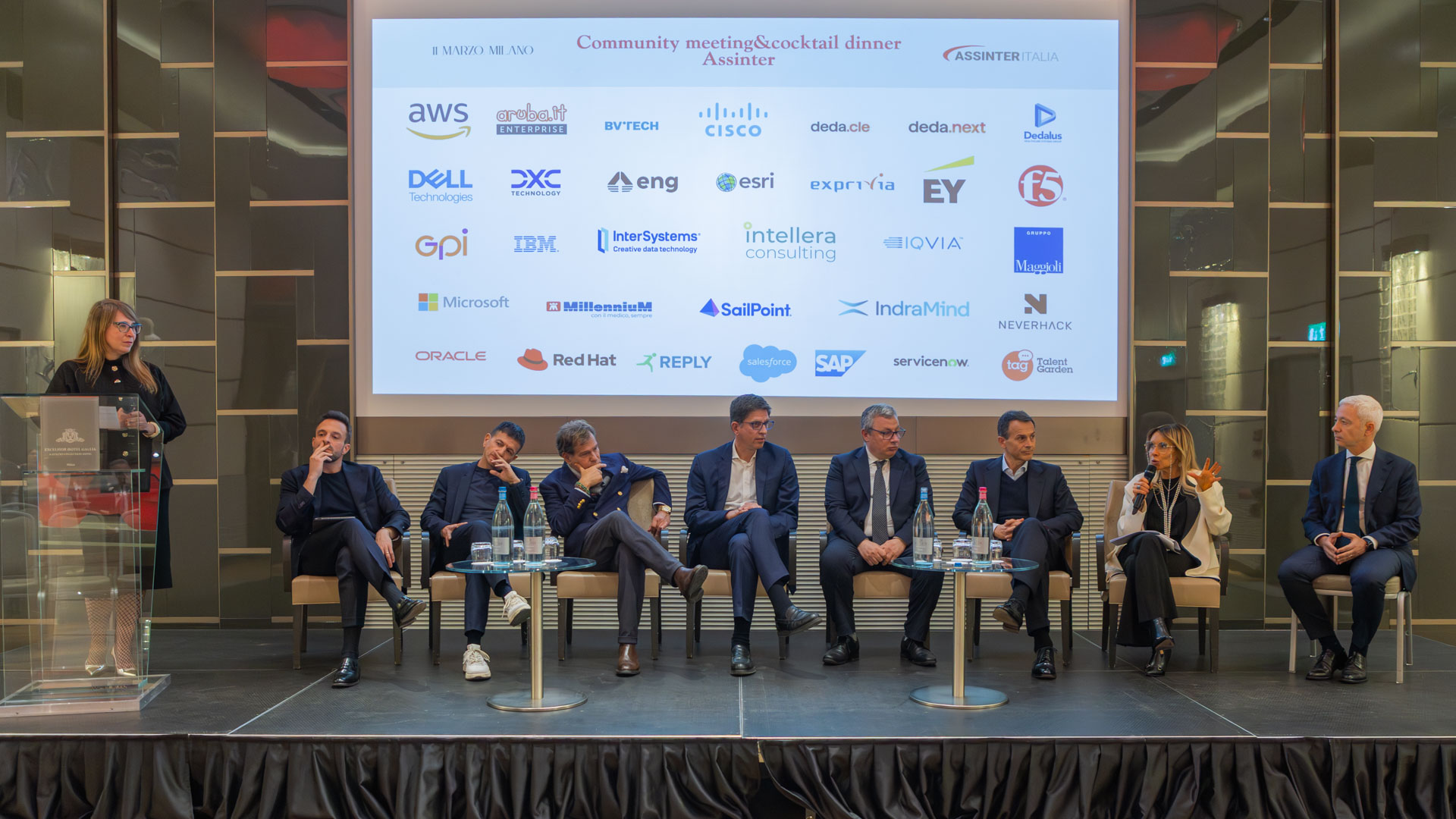 Sala server con persone