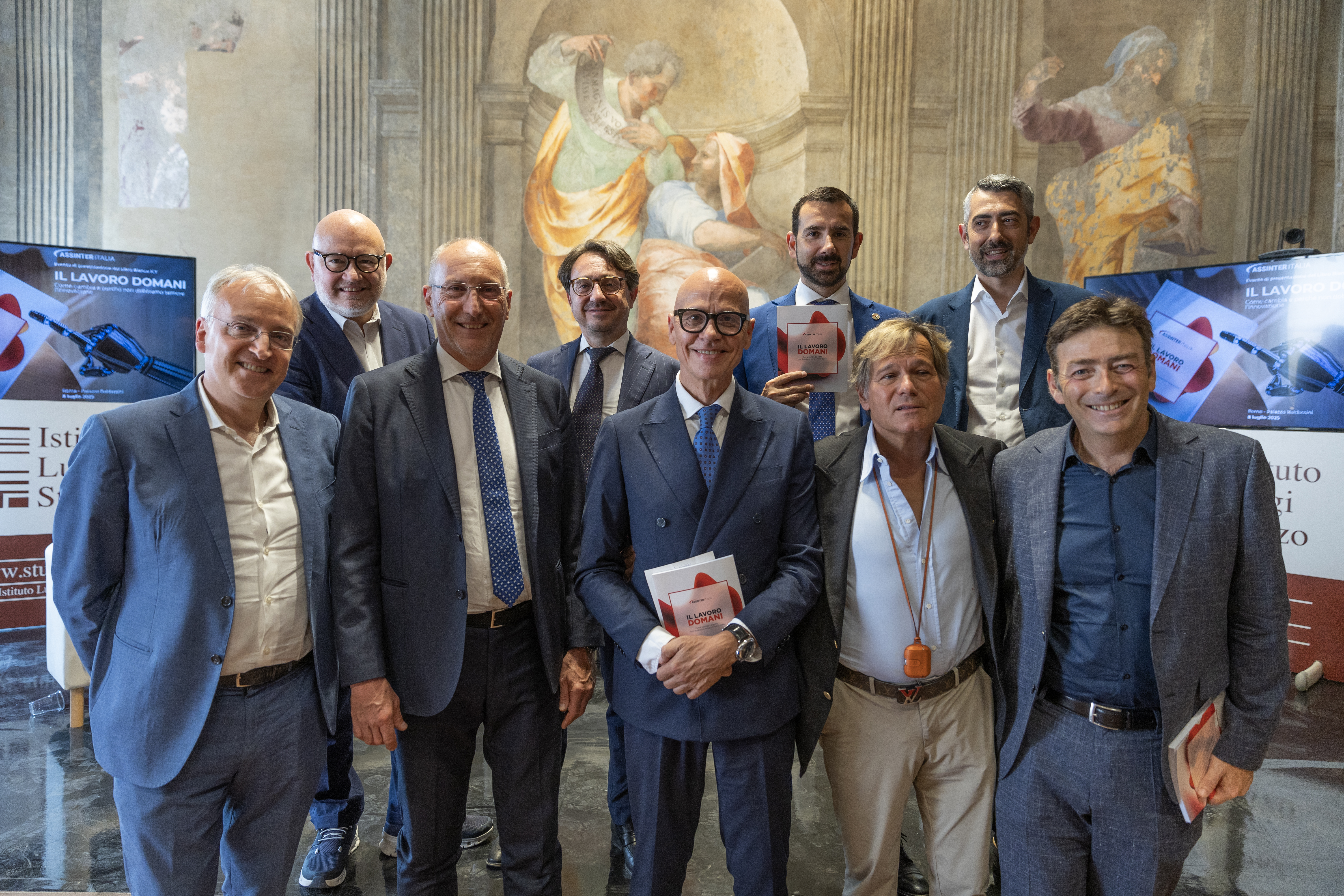 Sala server con persone