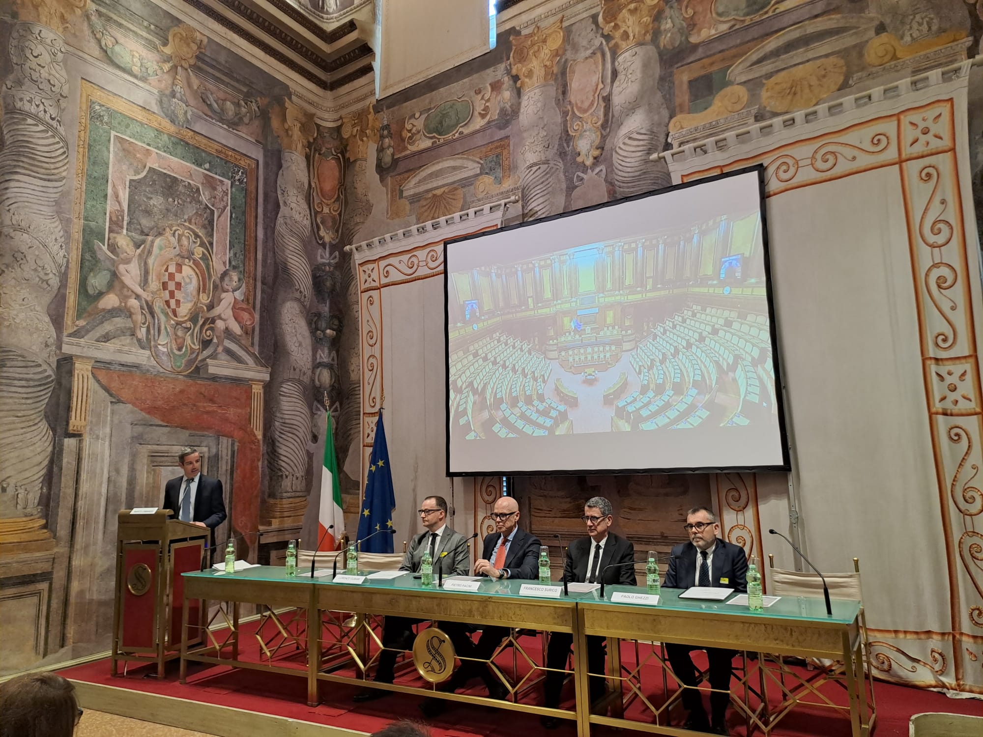 Sala server con persone