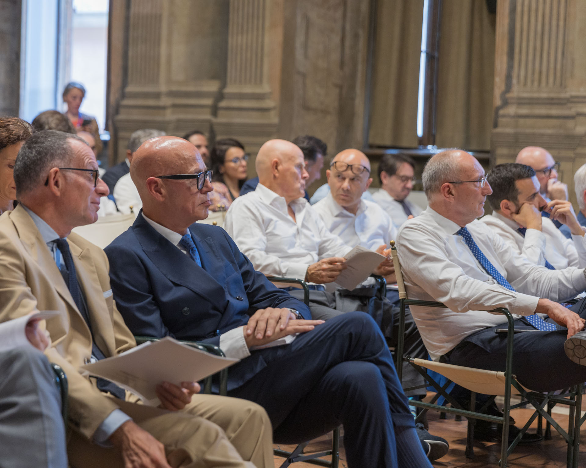 Sala server con persone