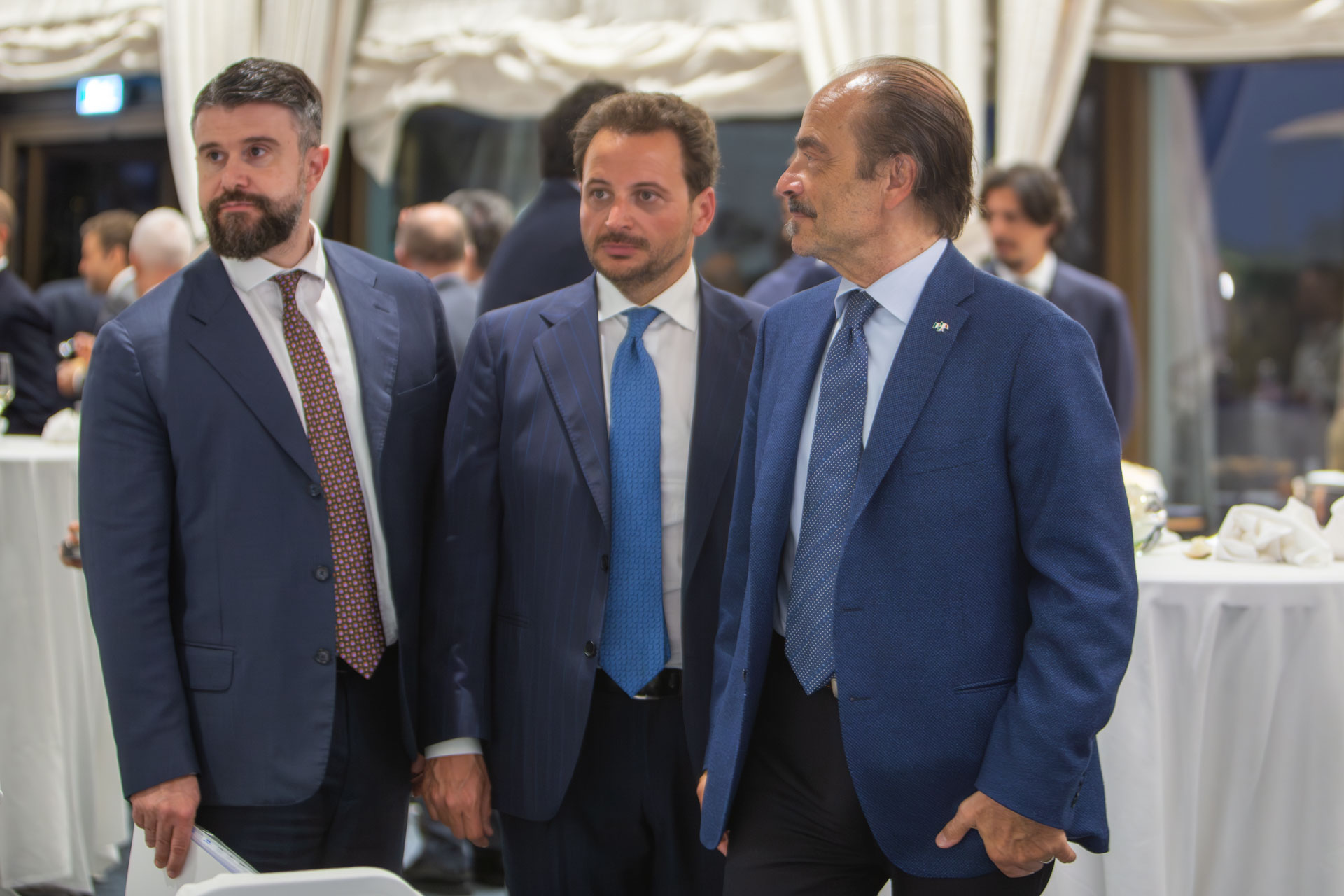 Sala server con persone
