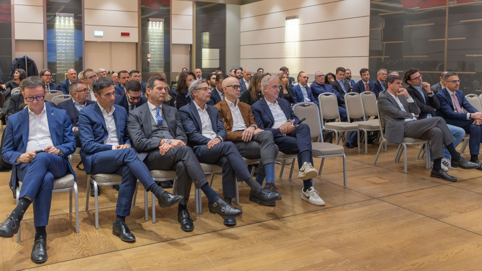 Sala server con persone