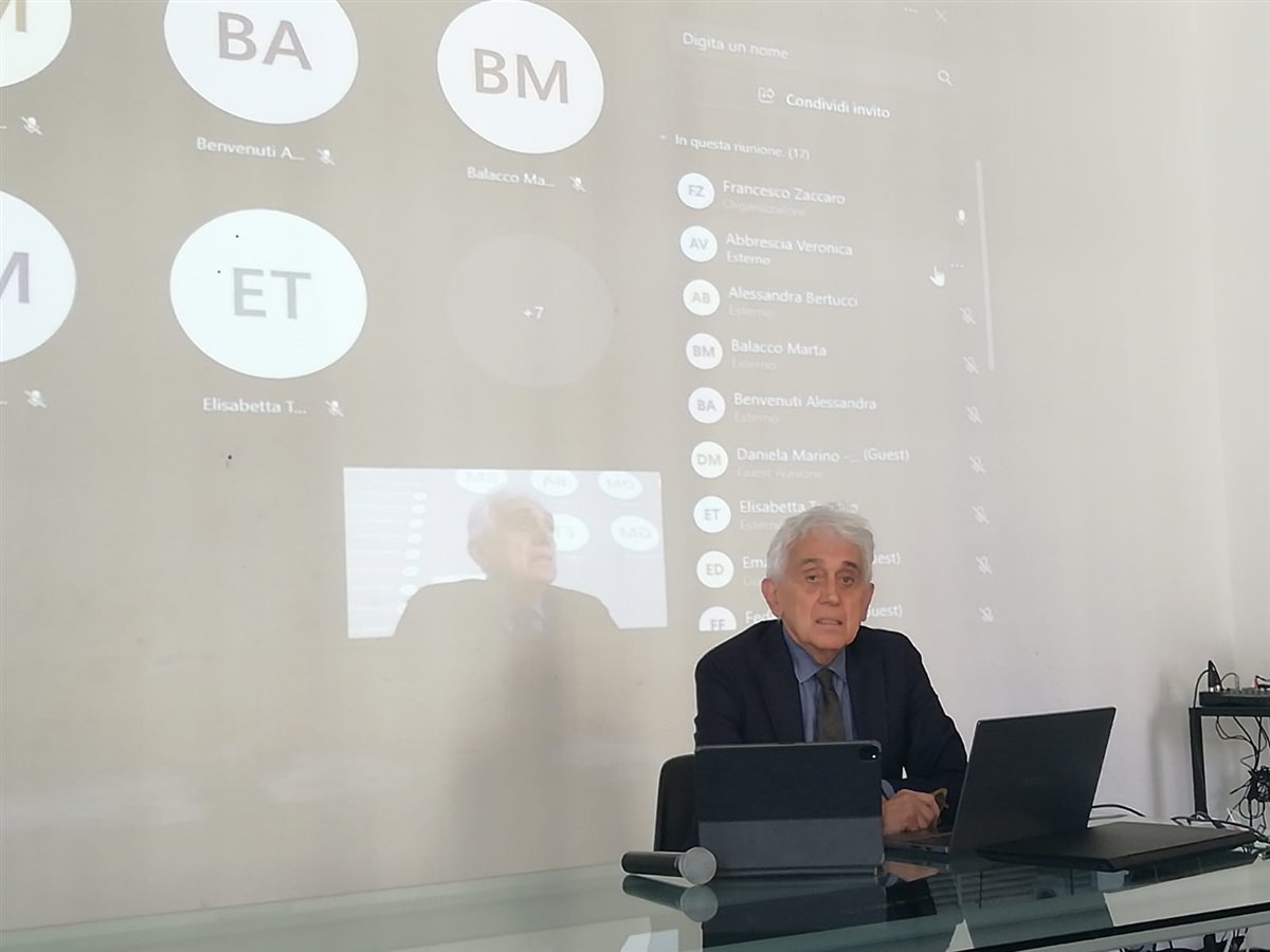 Sala server con persone