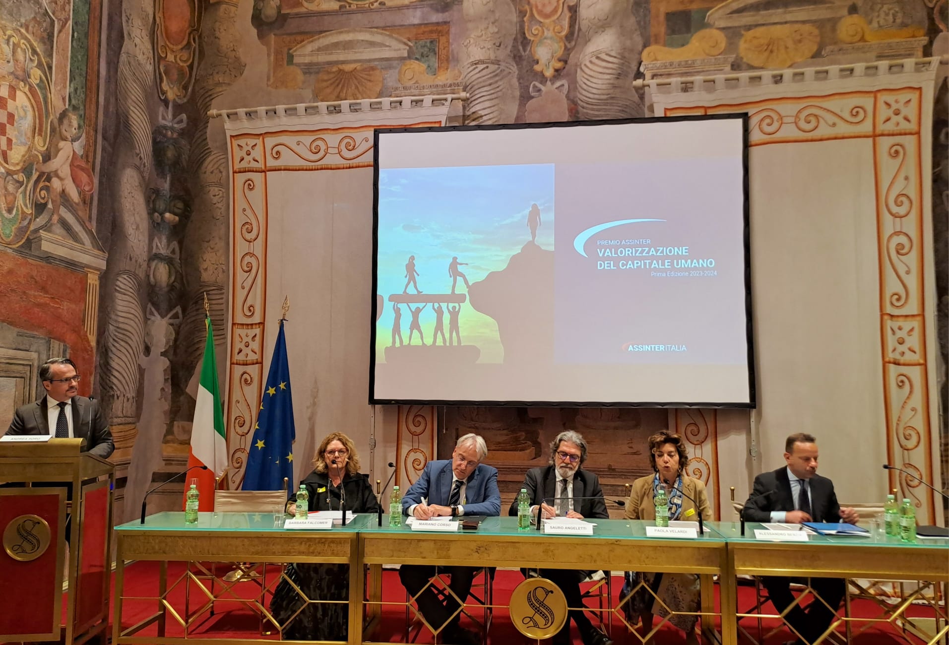 Sala server con persone