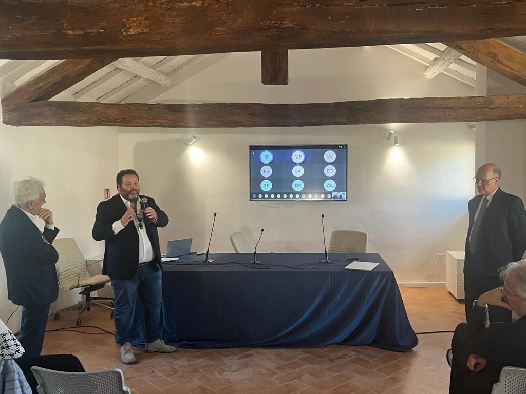 Sala server con persone