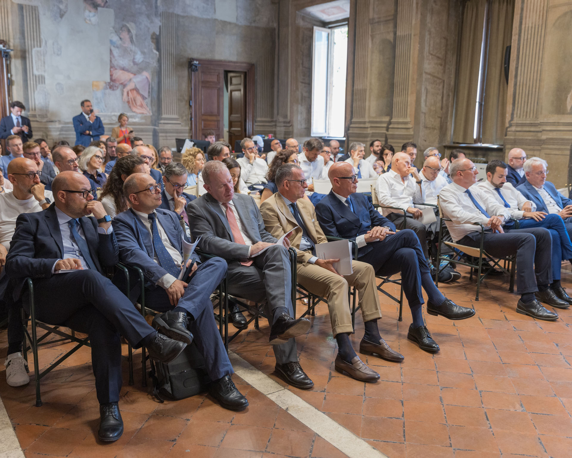 Sala server con persone