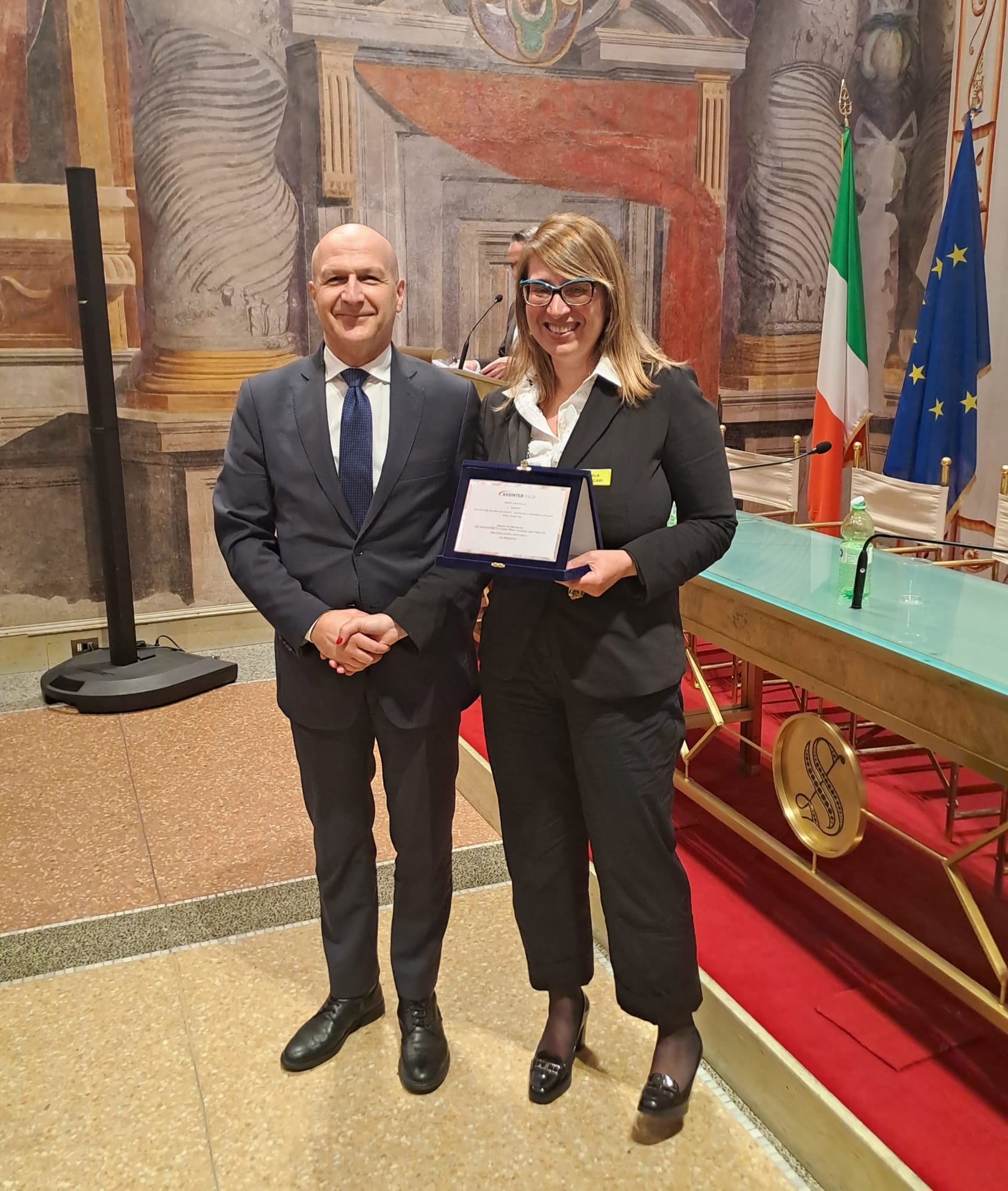 Sala server con persone