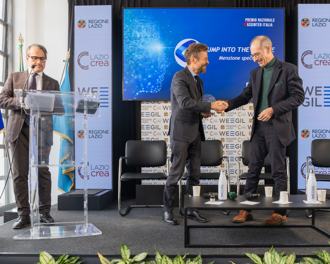 Sala server con persone