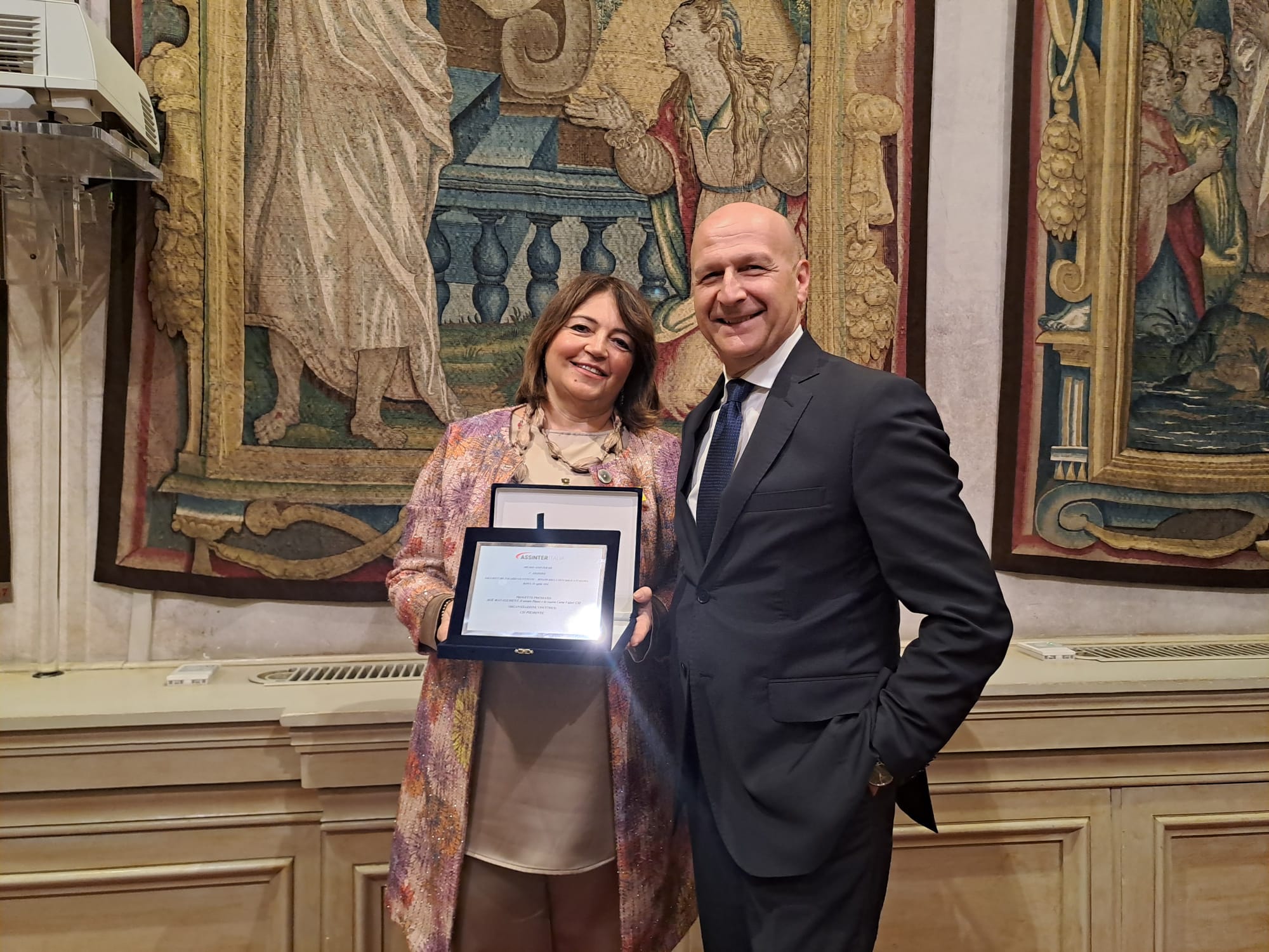 Sala server con persone