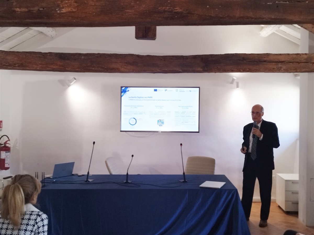 Sala server con persone